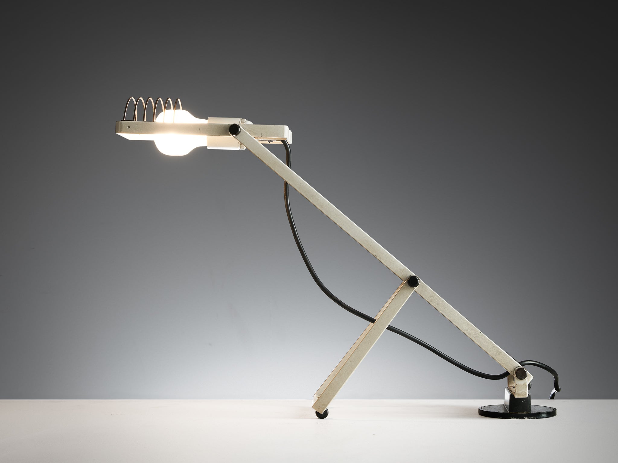 Ernesto Gismondi for Artemide Table Lamp 'Sintesi Tavolo' in White Steel lighting Morentz