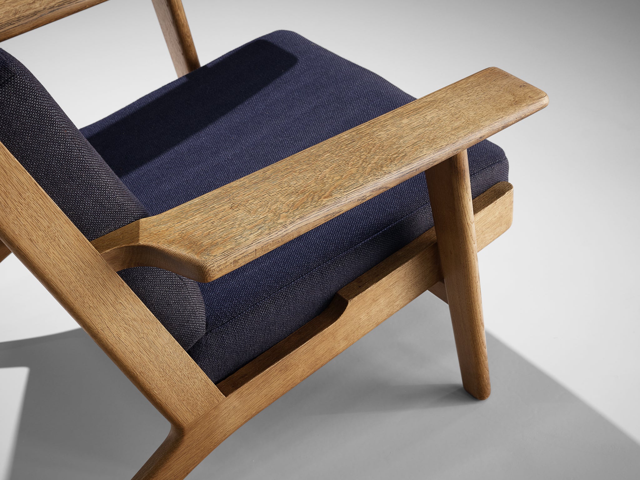 Hans J. Wegner for GETAMA Lounge Chair in Oak and Dark Blue Upholstery Seating Morentz