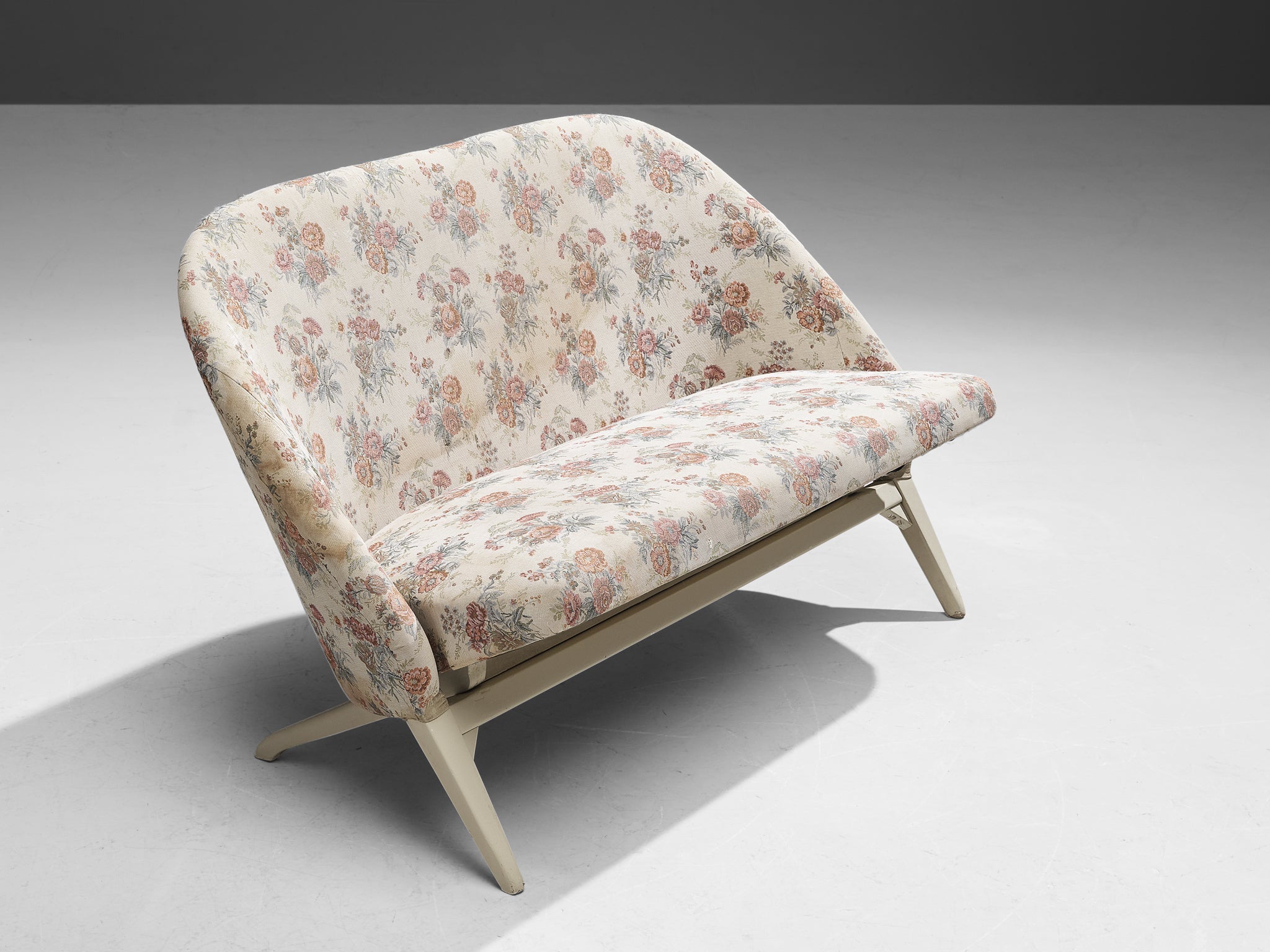 Theo Ruth for Artifort 'Congo' Settee Sofa in Floral Upholstery and Wood seating Morentz