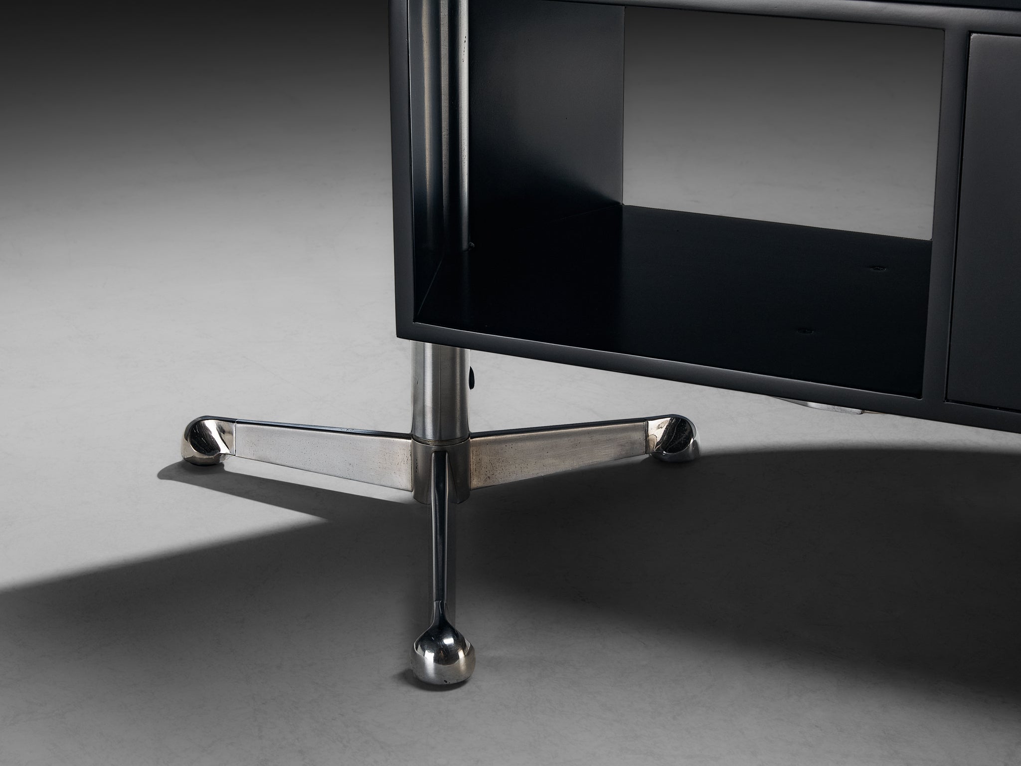 Osvaldo Borsani for Tecno ‘T96’ Executive Corner Desk in Black Lacquered Wood Tables Morentz