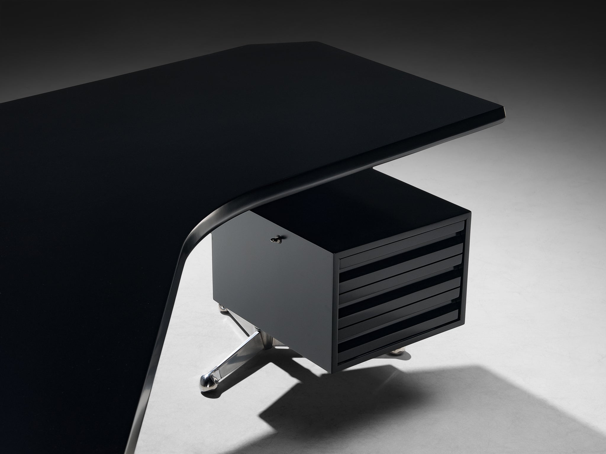 Osvaldo Borsani for Tecno ‘T96’ Executive Corner Desk in Black Lacquered Wood Tables Morentz