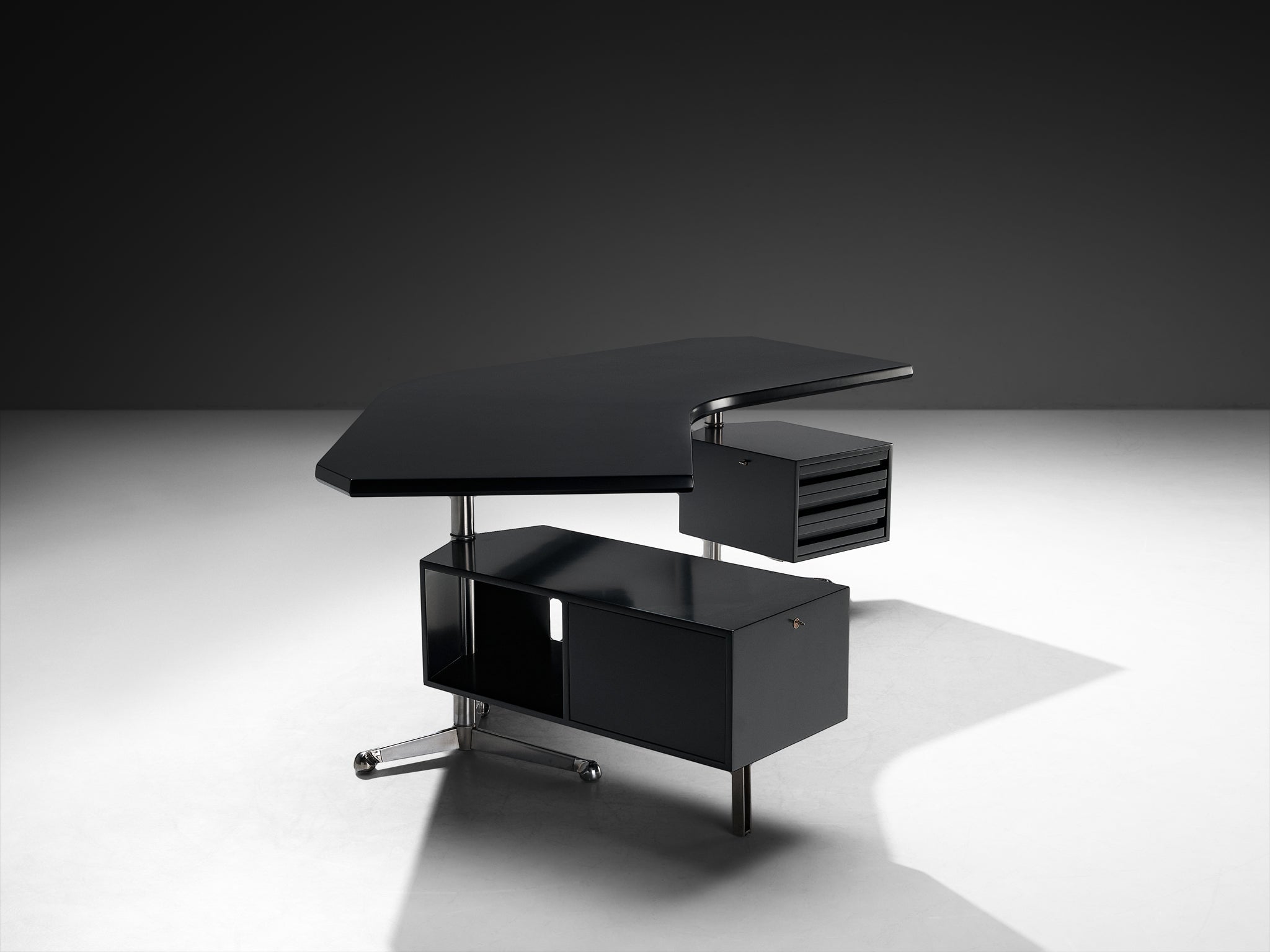 Osvaldo Borsani for Tecno ‘T96’ Executive Corner Desk in Black Lacquered Wood Tables Morentz