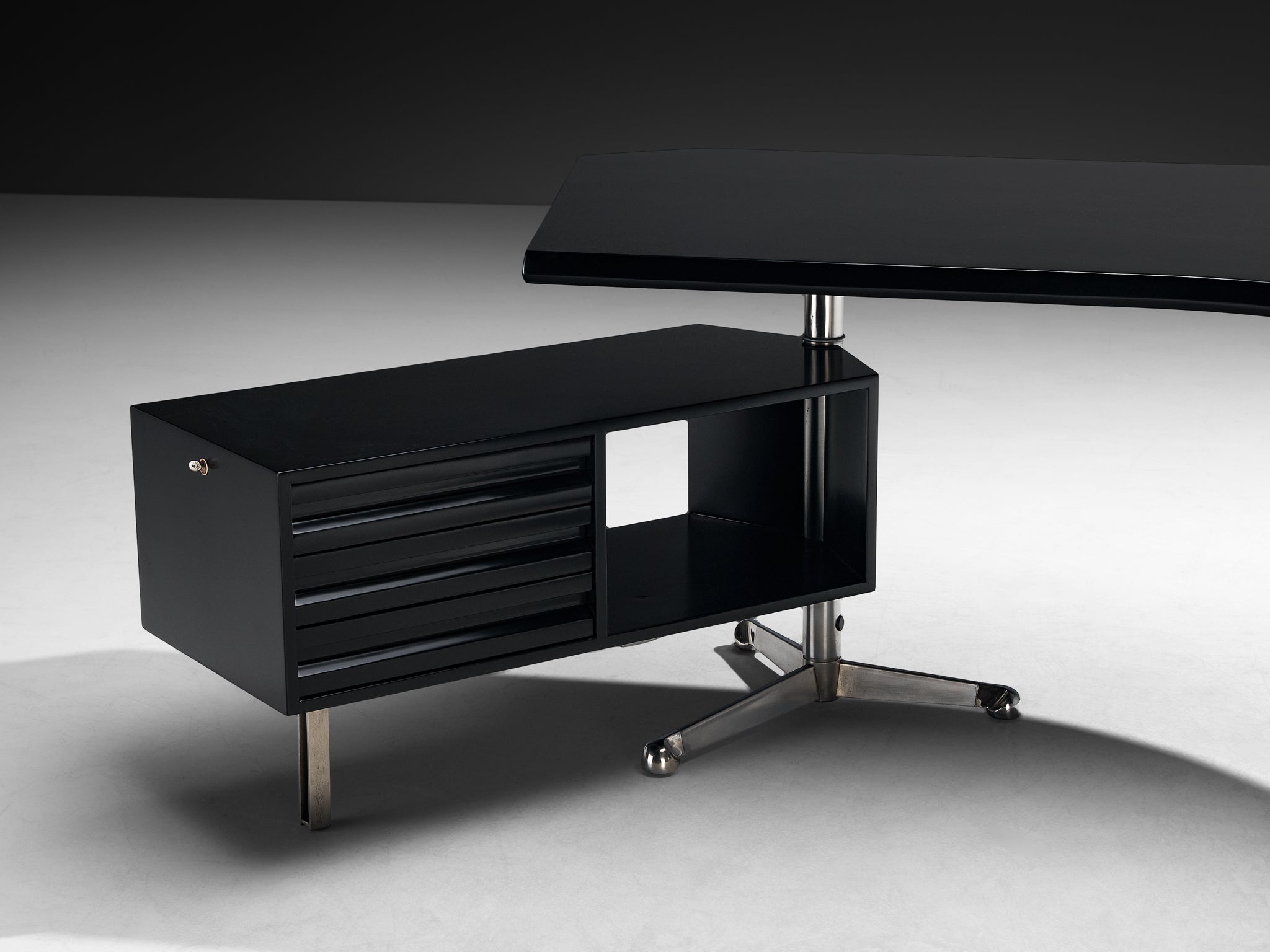 Osvaldo Borsani for Tecno ‘T96’ Executive Corner Desk in Black Lacquered Wood Tables Morentz