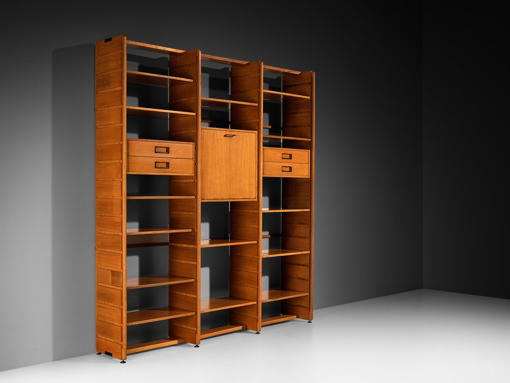 Gianfranco Frattini for Cantieri Carugati Large Library in Walnut Case pieces and storage cabinets Morentz
