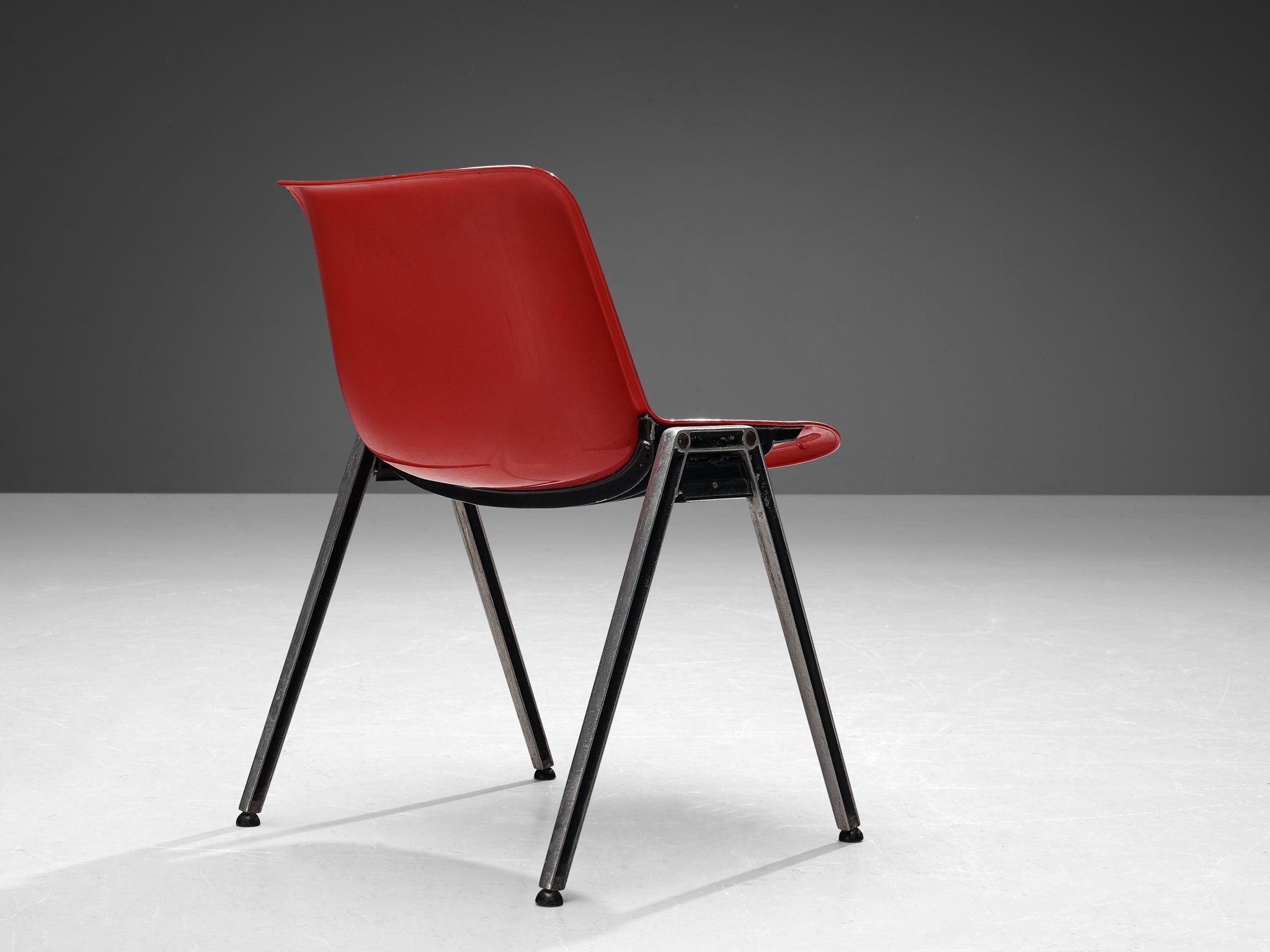 Centro Progetti Tecno Stackable ‘Modus’ Chairs in Red seating Morentz