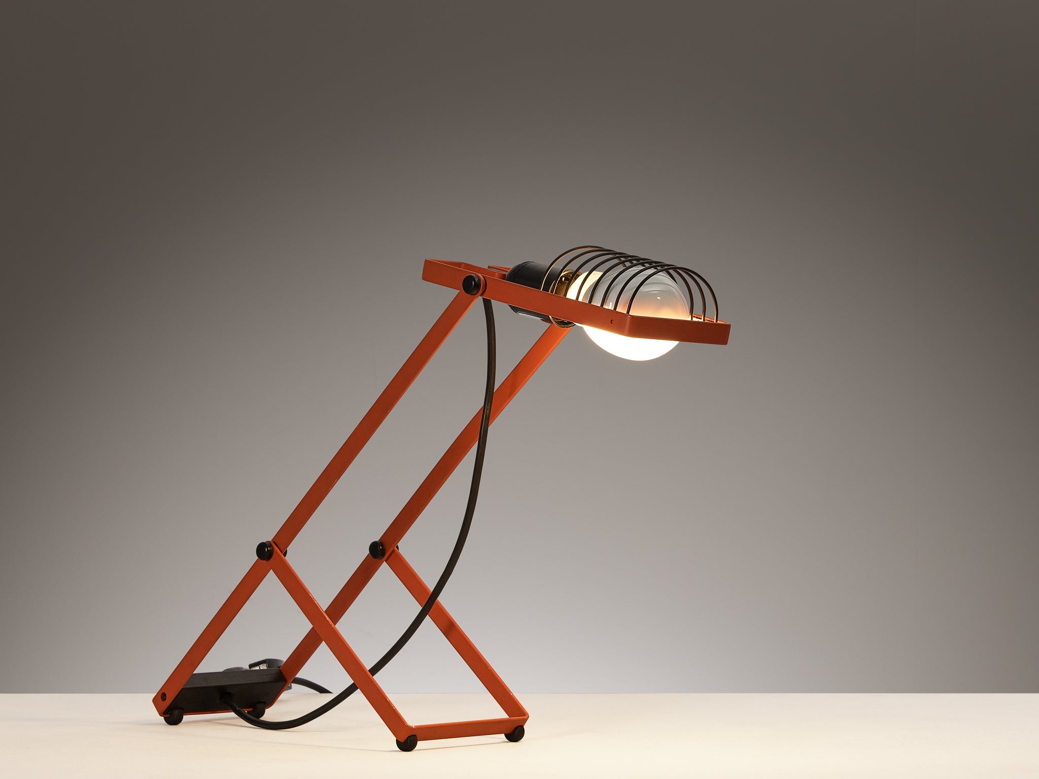 Ernesto Gismondi for Artemide Table Lamp 'Sintesi' in Red lighting Morentz
