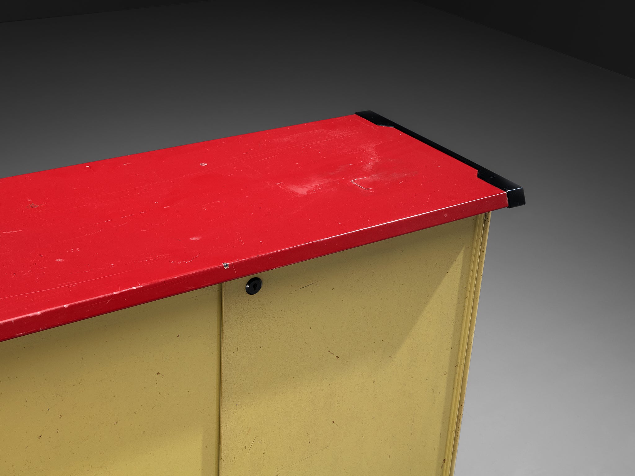 Studio BBPR for Olivetti ‘Spazio’ Sideboard in Green Coated Steel with Red Top Case pieces and storage cabinets Morentz