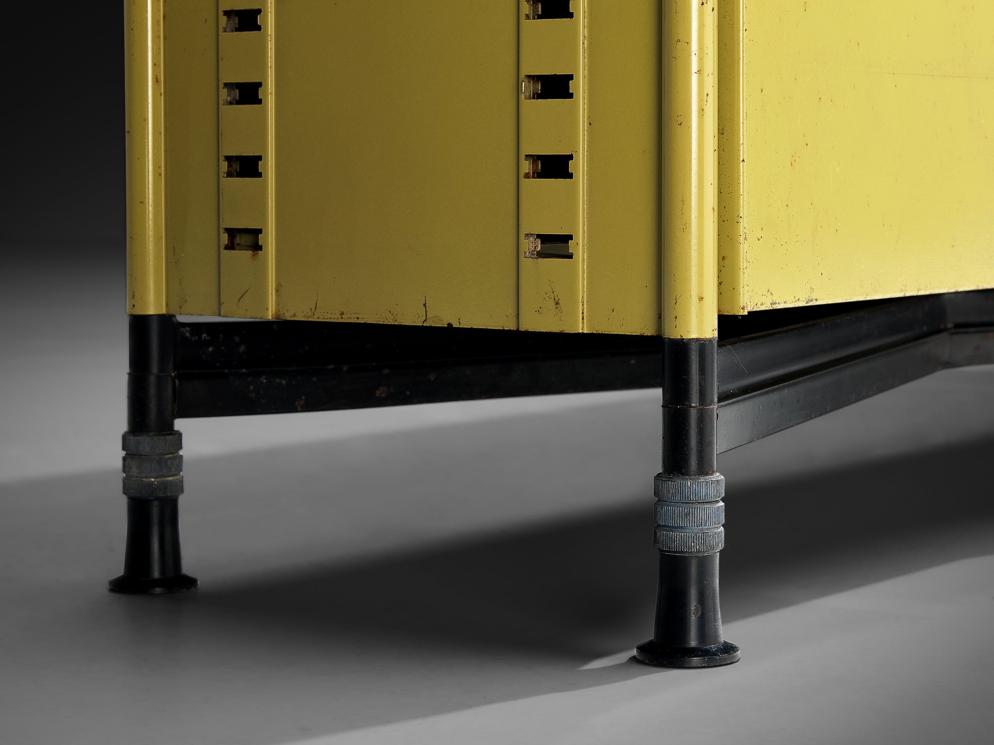 Studio BBPR for Olivetti ‘Spazio’ Sideboard in Green Coated Steel with Red Top Case pieces and storage cabinets Morentz