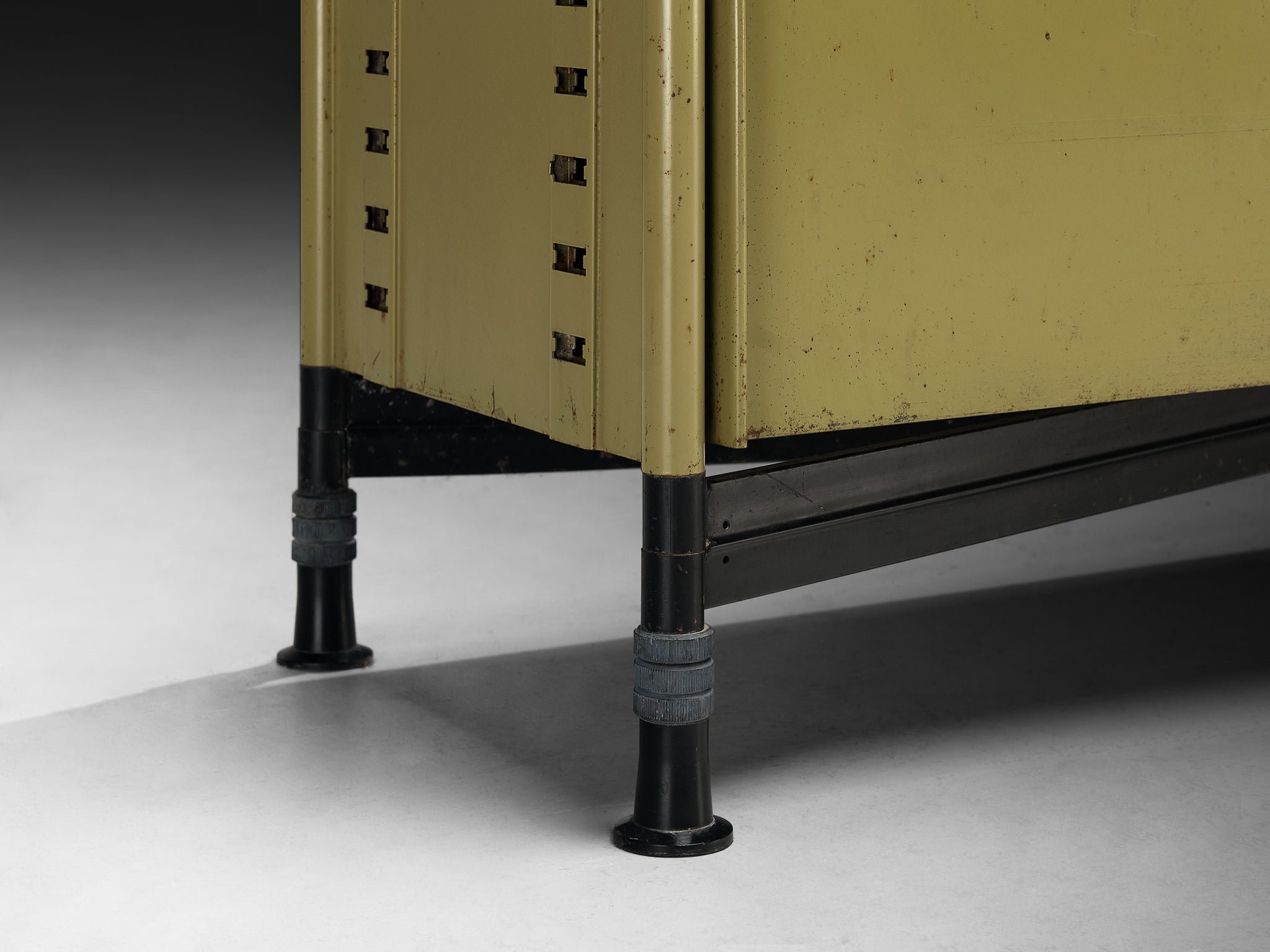 Studio BBPR for Olivetti ‘Spazio’ Sideboard in Green Coated Steel with Red Top Case pieces and storage cabinets Morentz