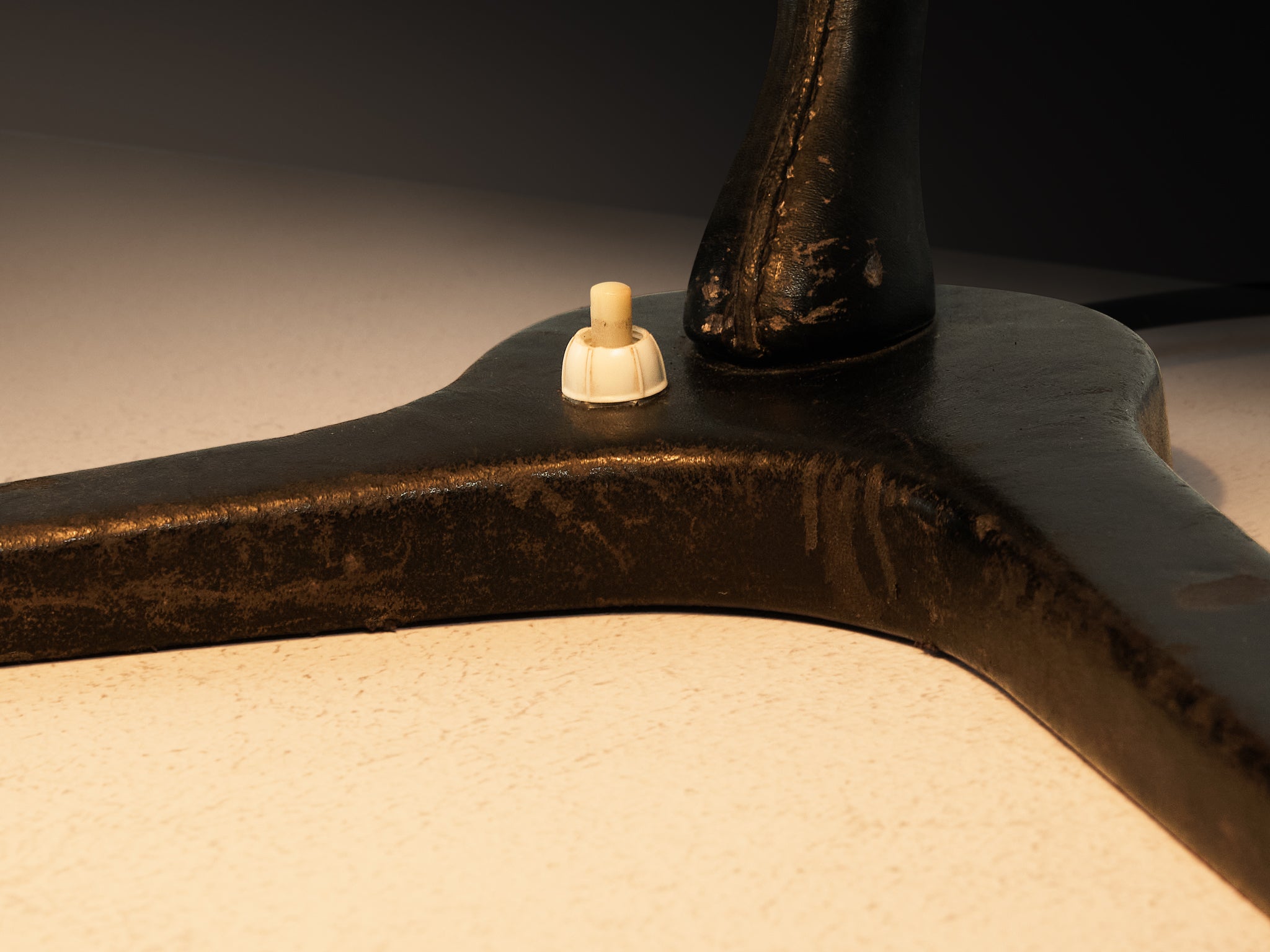 Alvar Aalto for Valaistustyö Ky ‘A704’ Table Lamp in Leather Lighting Morentz