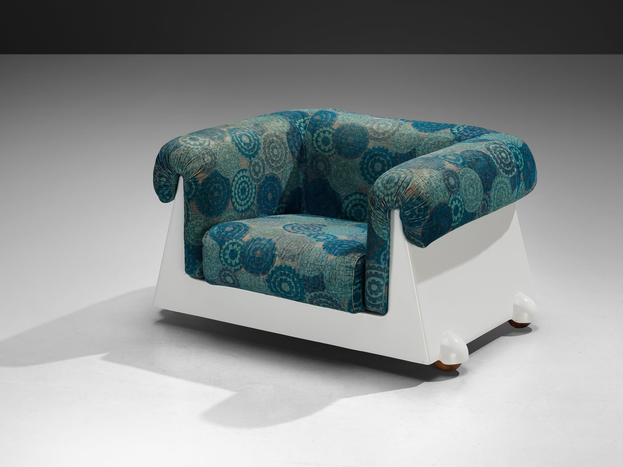 1970s Italian Post-Modern Pair of Lounge Chairs in White Fiberglass seating Morentz