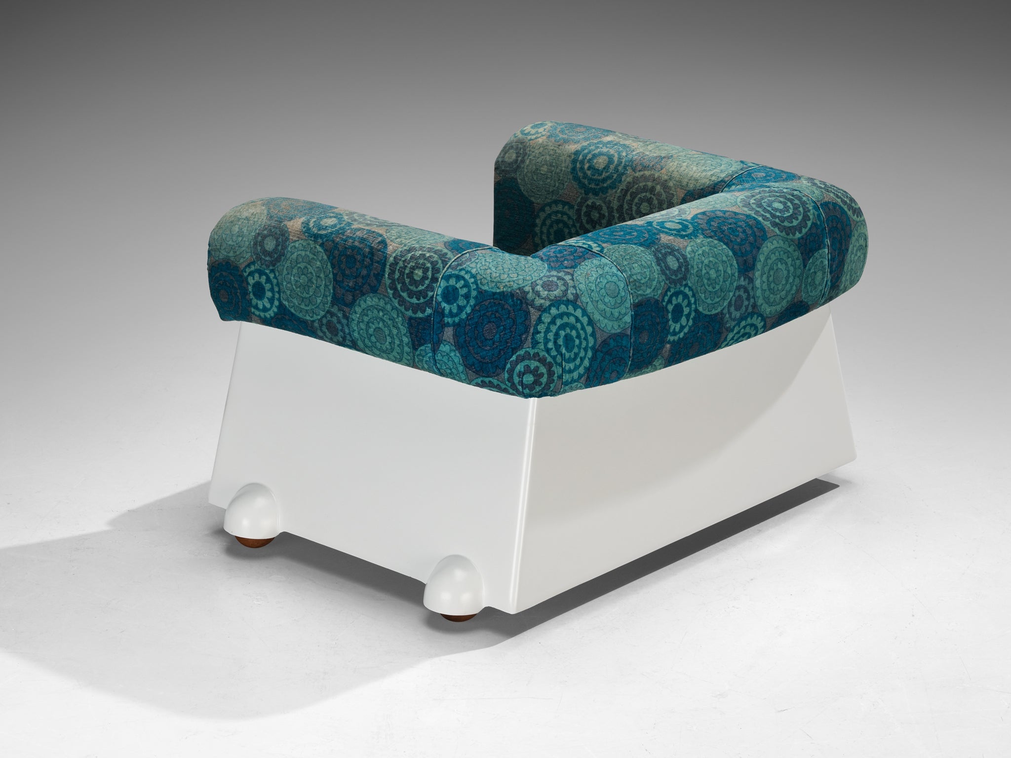 1970s Italian Post-Modern Pair of Lounge Chairs in White Fiberglass seating Morentz