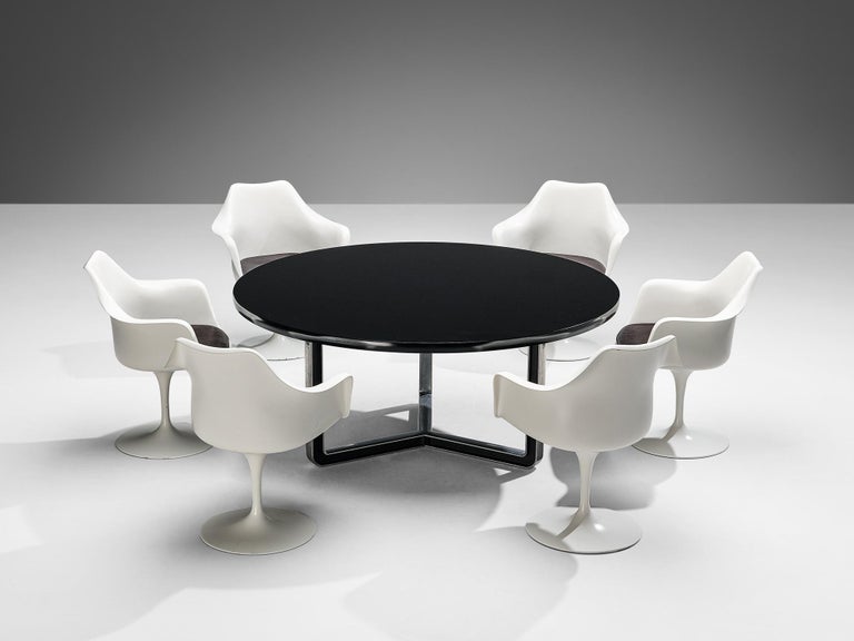 Eero Saarinen 'Tulip' Armchairs and Centro Progetti Tecno Round Table