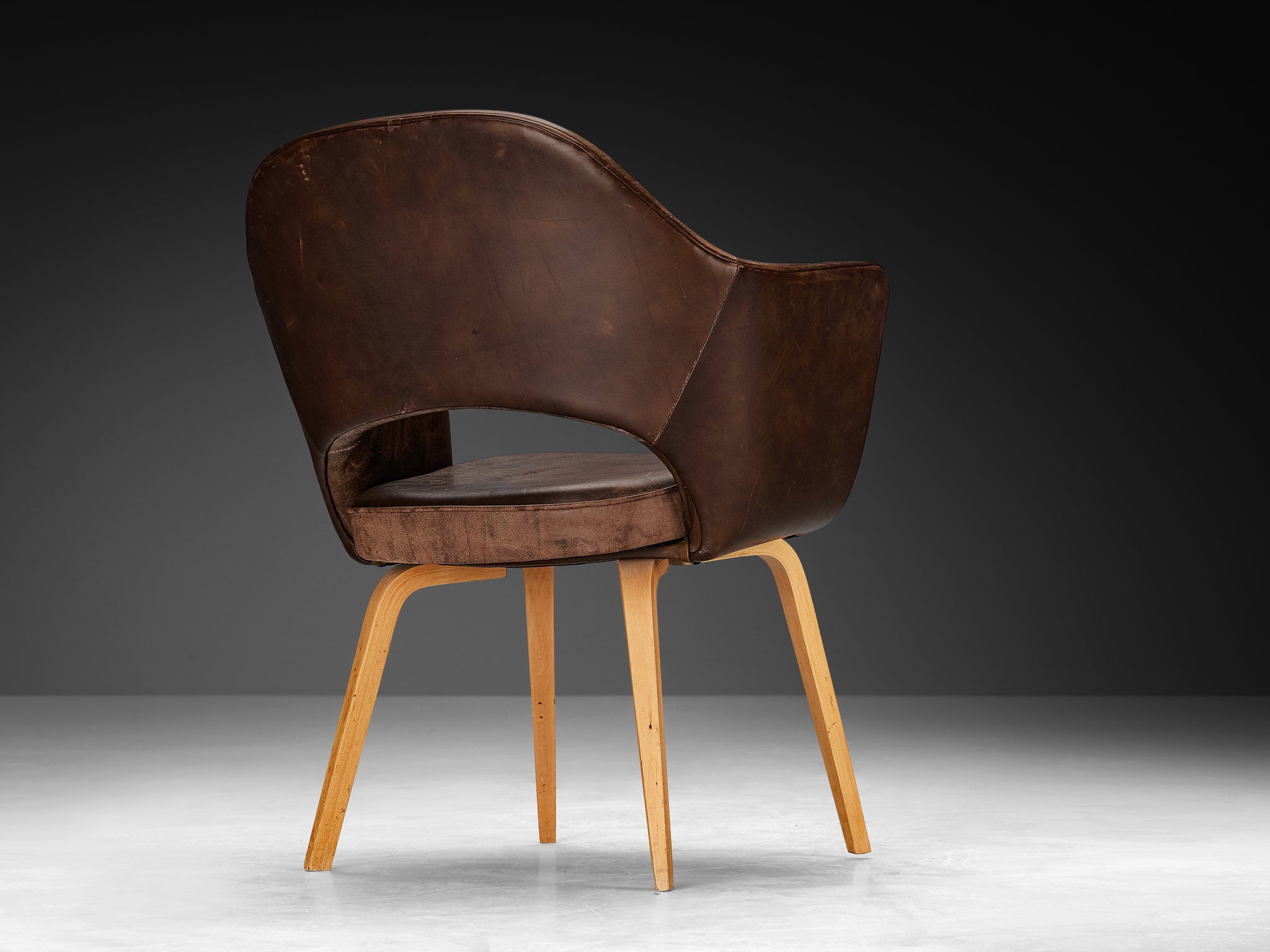 Eero Saarinen for Knoll 'Executive' Armchairs in Leather and Oak Seating Morentz