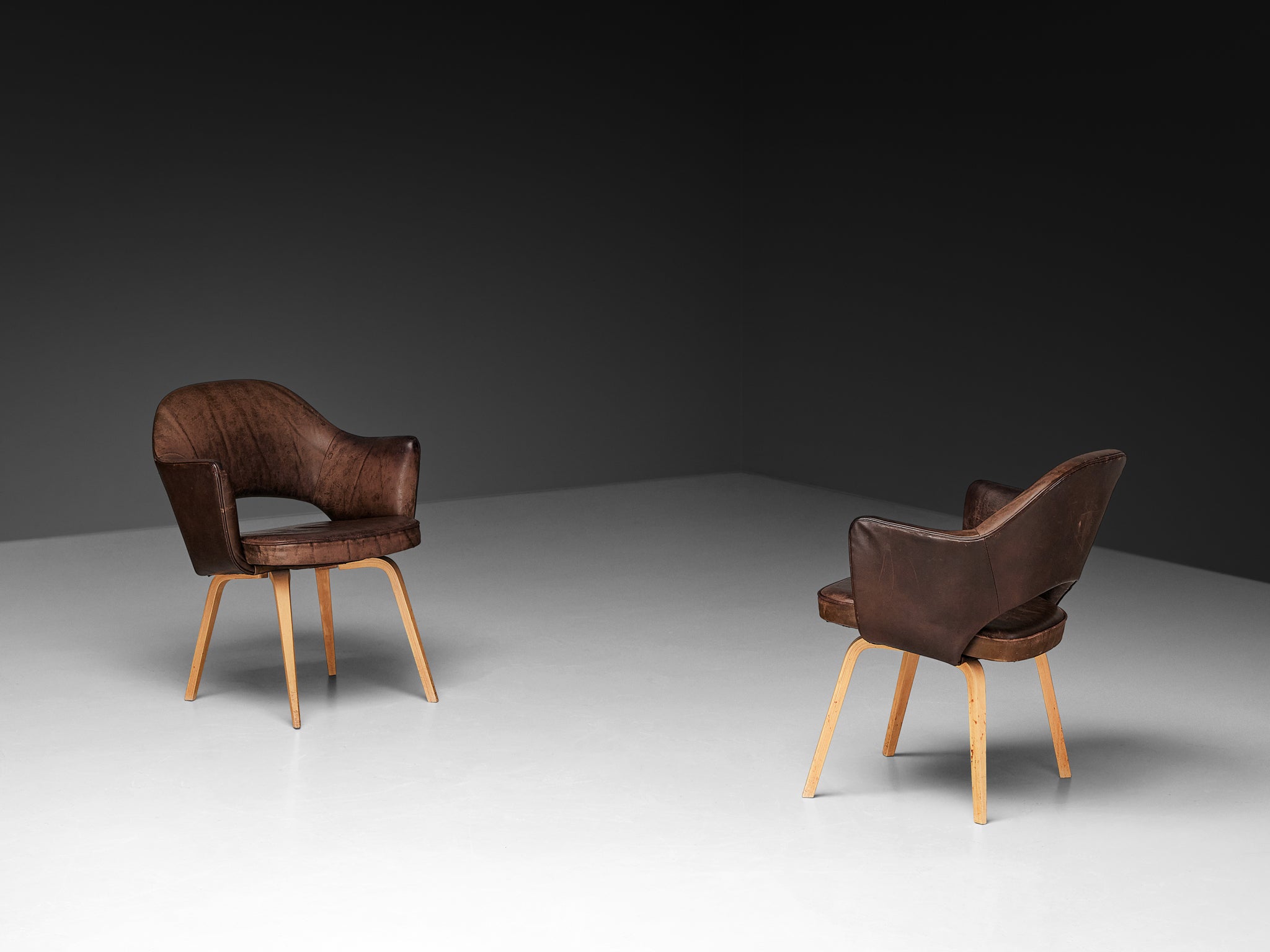 Eero Saarinen for Knoll 'Executive' Armchairs in Leather and Oak Seating Morentz