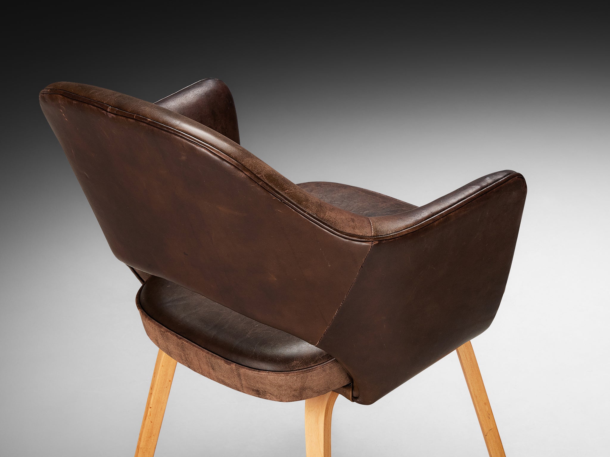Eero Saarinen for Knoll 'Executive' Armchairs in Leather and Oak Seating Morentz