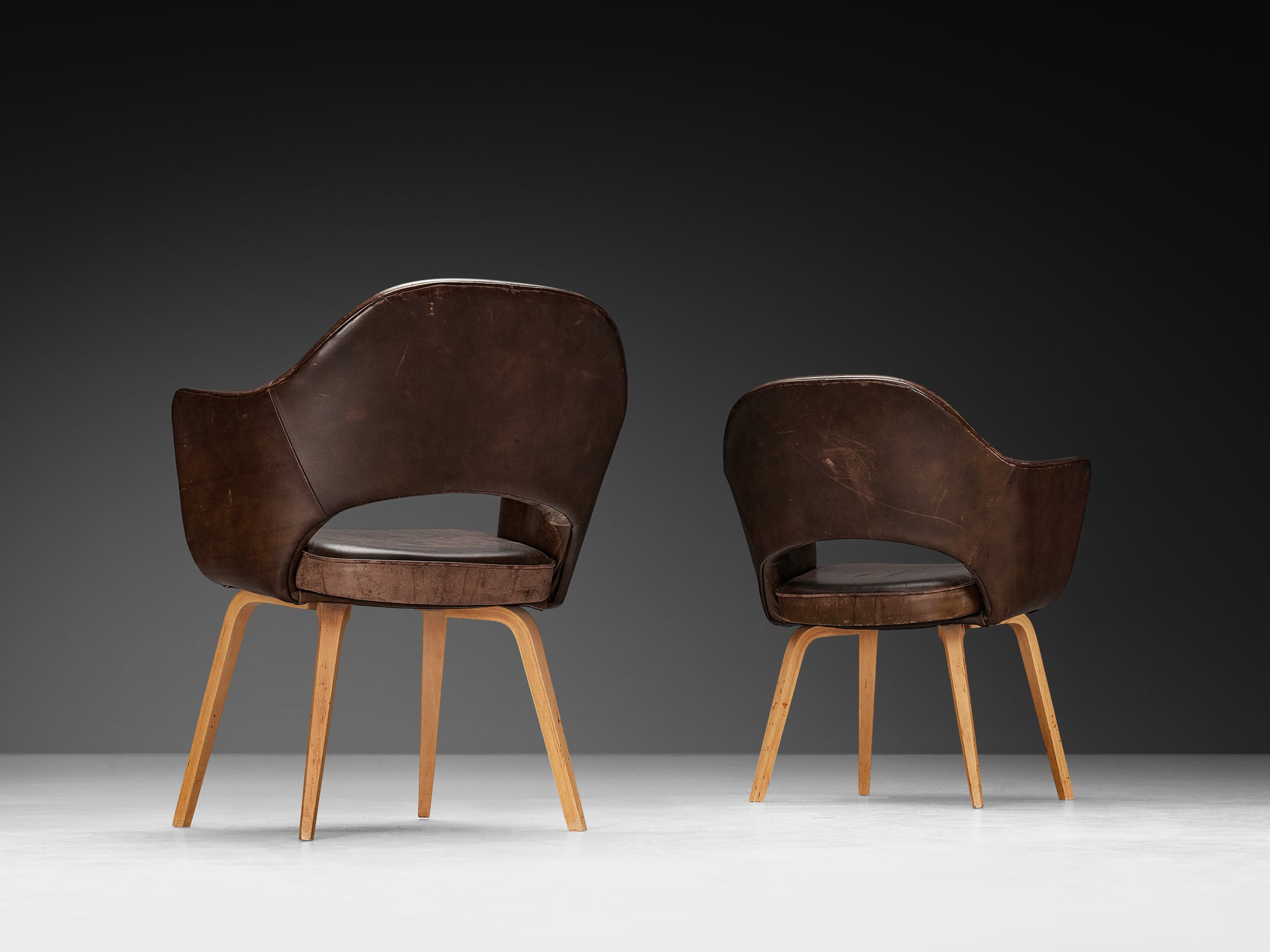 Eero Saarinen for Knoll 'Executive' Armchairs in Leather and Oak Seating Morentz