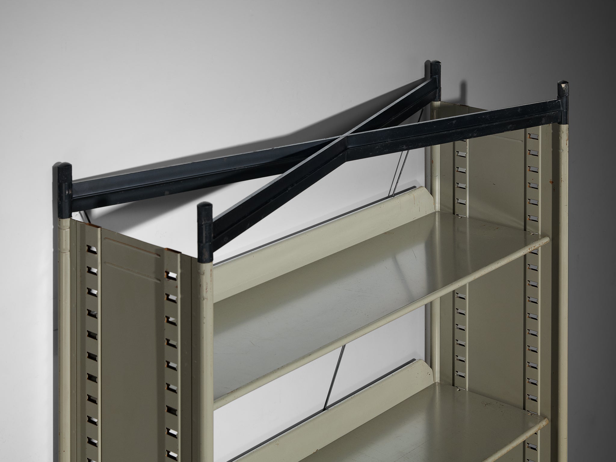 Studio BBPR for Olivetti 'Spazio' Shelving Bookcase in Grey Steel Case pieces and storage cabinets Morentz