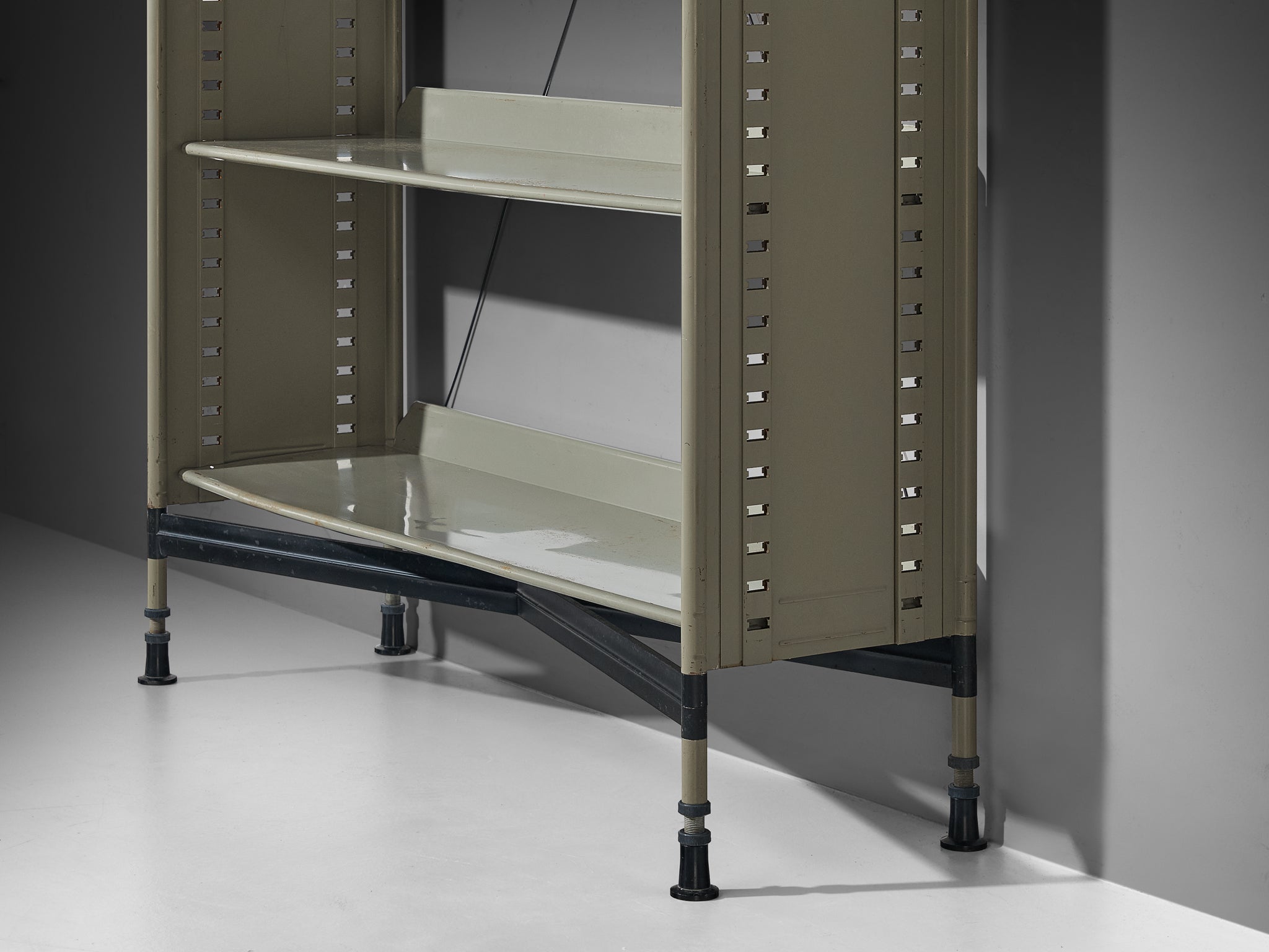Studio BBPR for Olivetti 'Spazio' Shelving Bookcase in Grey Steel Case pieces and storage cabinets Morentz