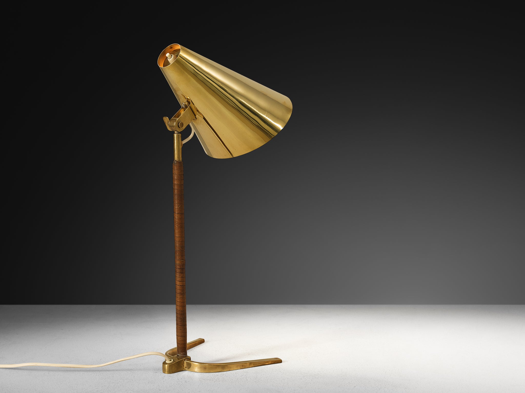 Paavo Tynell for Taito Oy '9225' Table Lamp in Brass and Leather Lighting Morentz