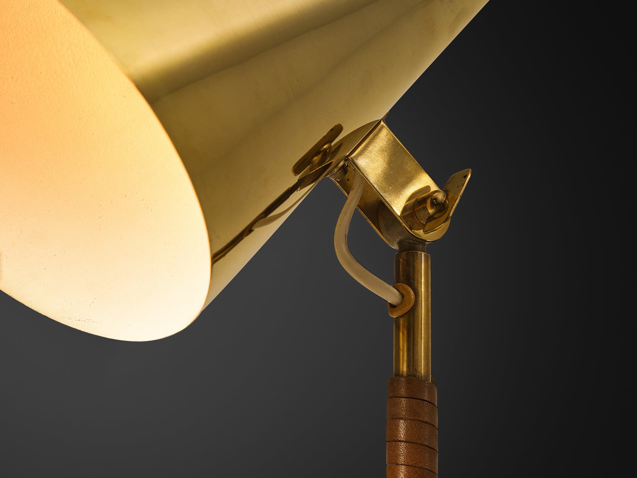 Paavo Tynell for Taito Oy '9225' Table Lamp in Brass and Leather Lighting Morentz