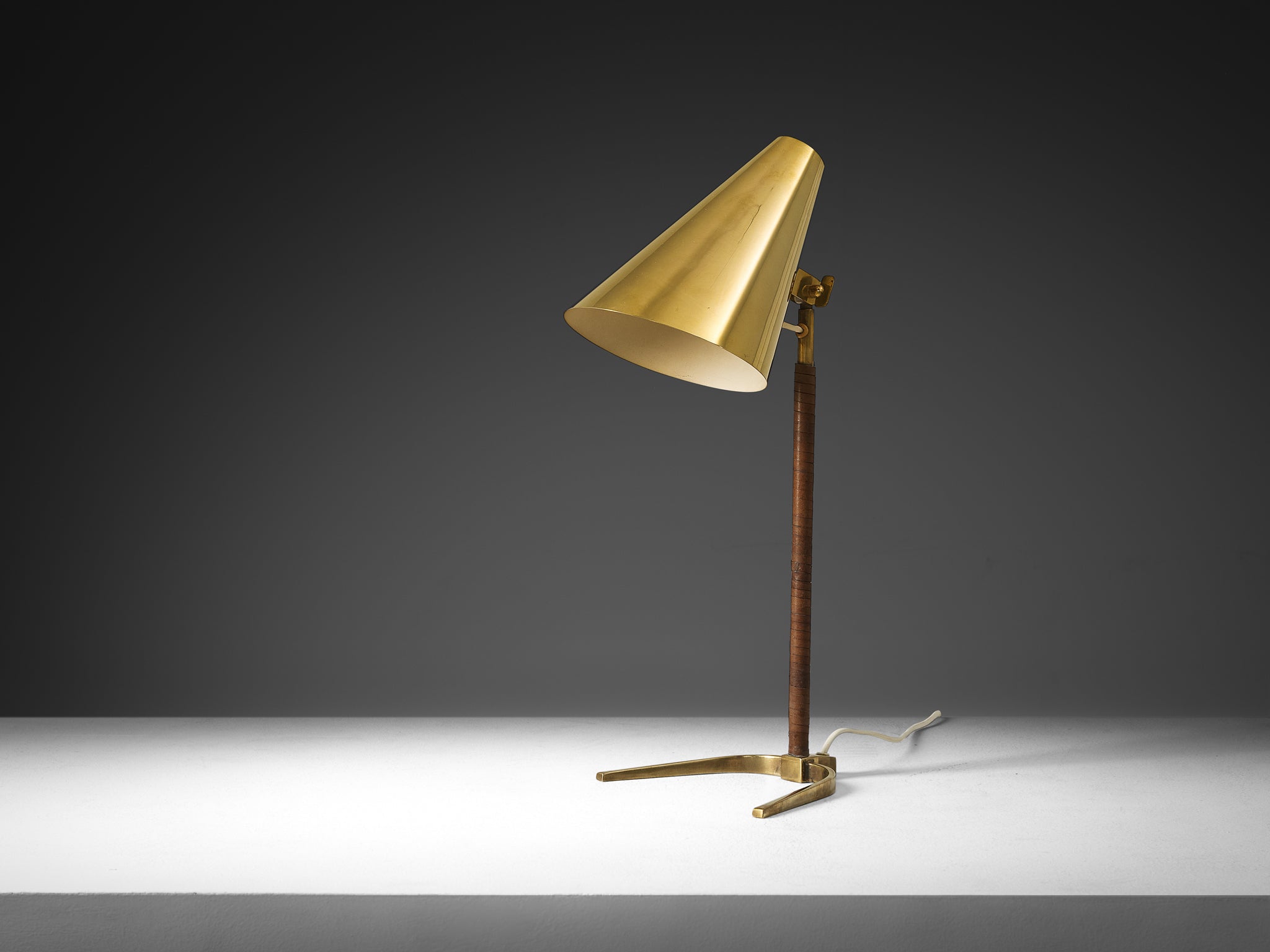 Paavo Tynell for Taito Oy '9225' Table Lamp in Brass and Leather Lighting Morentz