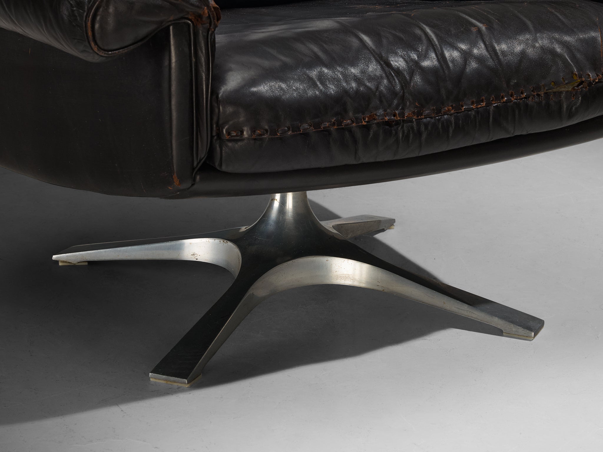 De Sede 'DS-31' Swivel Armchair in Black Leather Seating Morentz