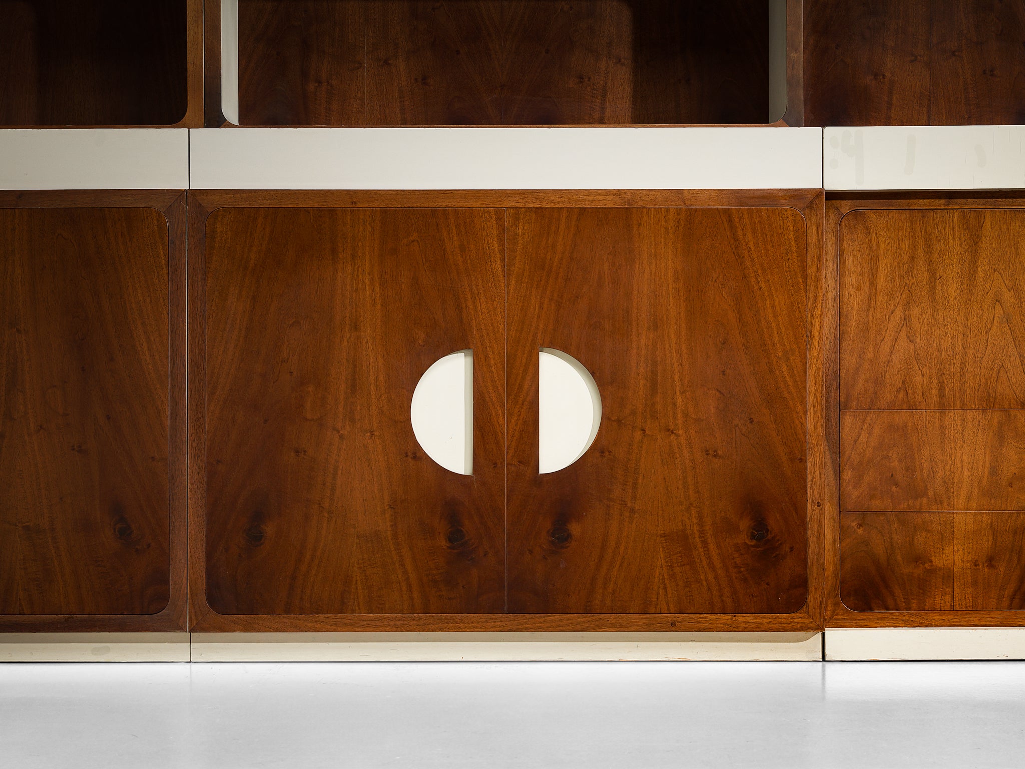 Unique Franco Campo and Carlo Graffi 1960s Large Wall Unit in Walnut Case pieces and storage cabinets Morentz