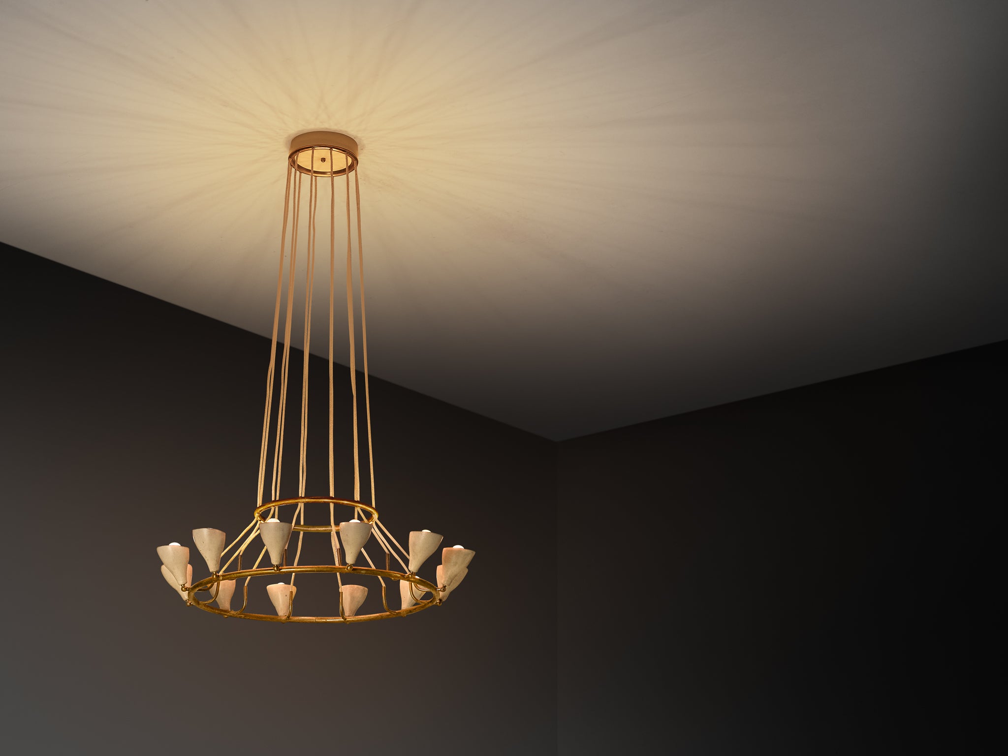 Rare Gino Sarfatti for Arteluce '2041' Chandelier in Brass with Twelve Light Beige Shades
