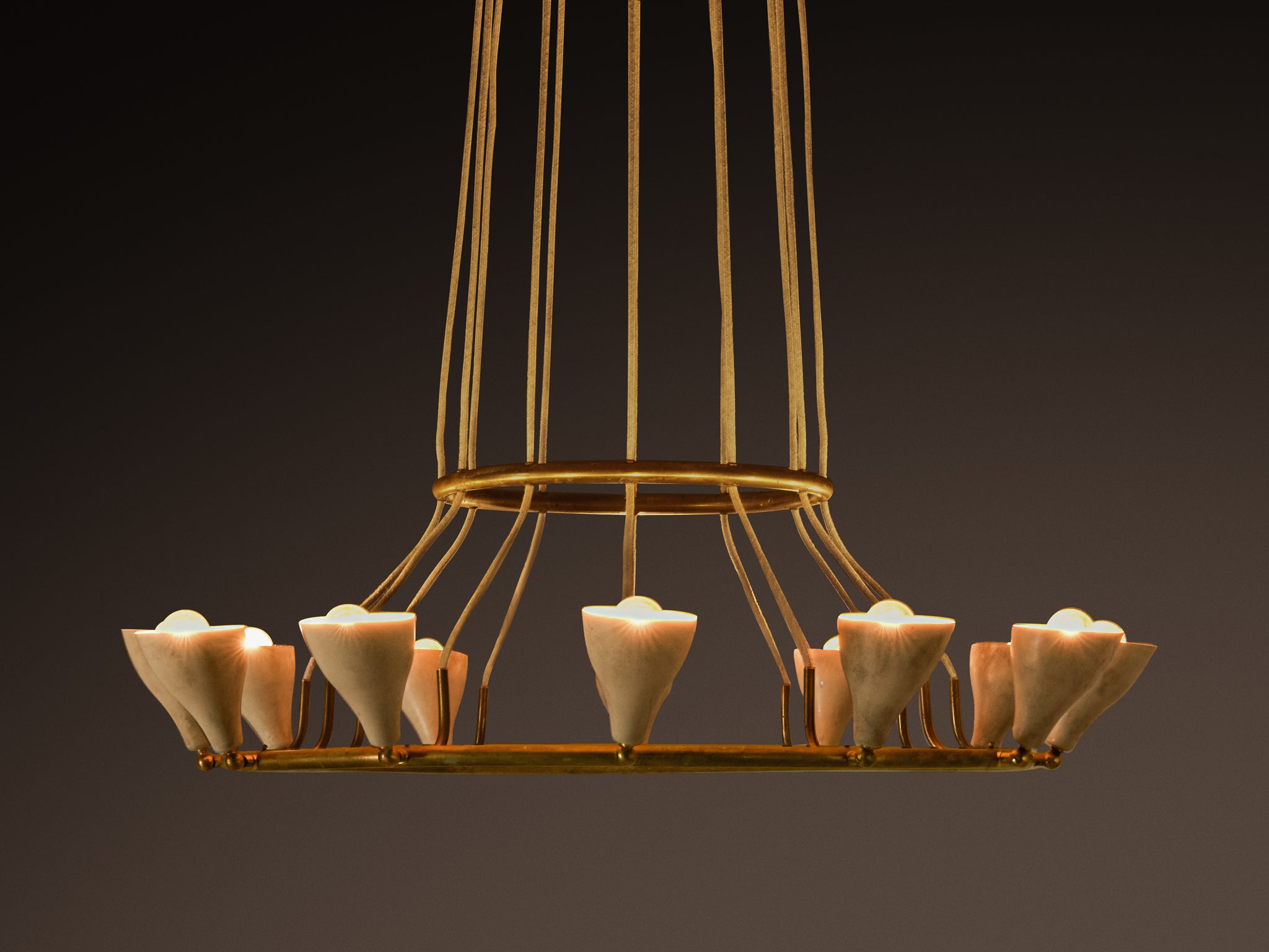 Rare Gino Sarfatti for Arteluce '2041' Chandelier in Brass with Twelve Light Beige Shades