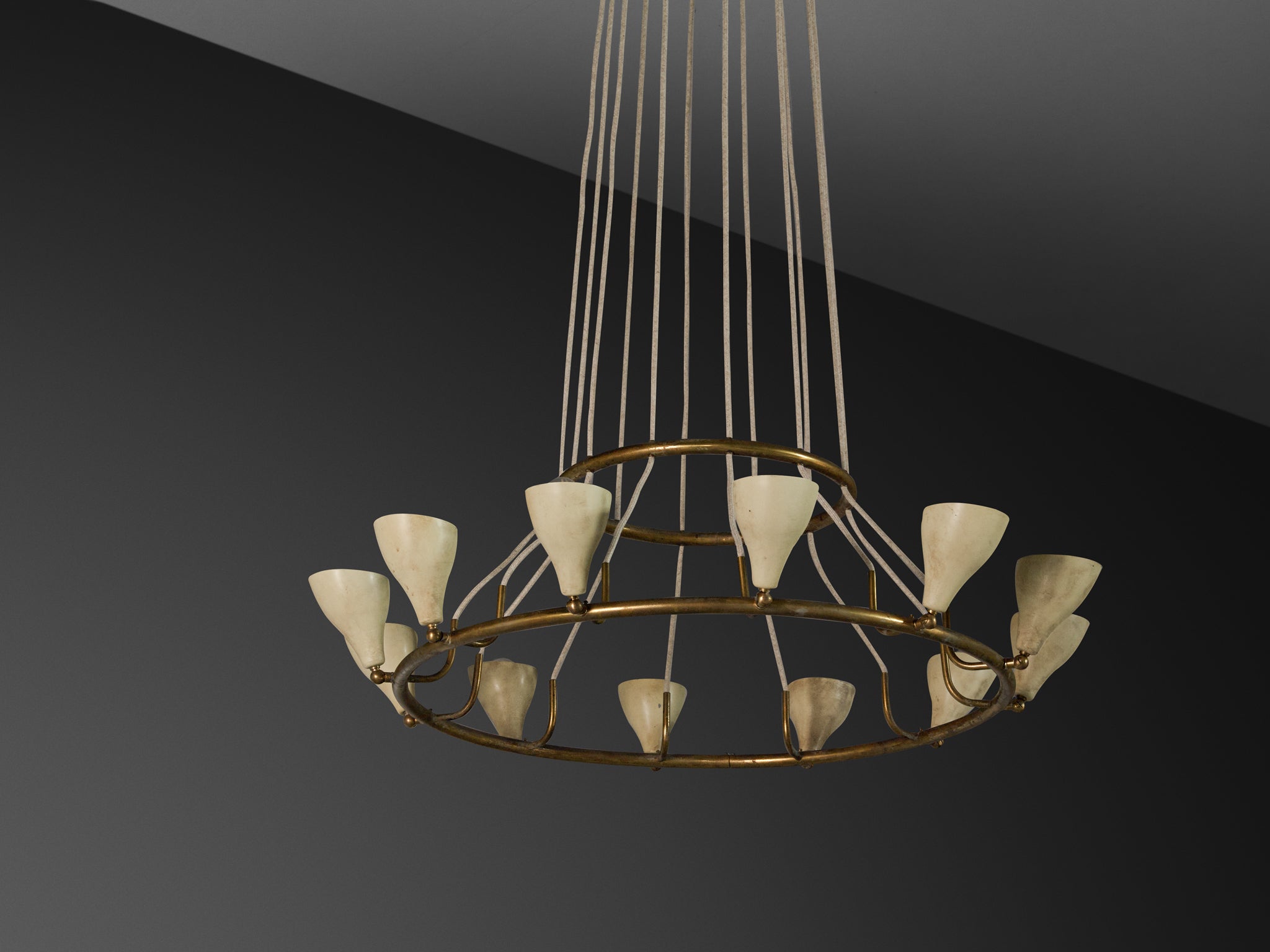 Rare Gino Sarfatti for Arteluce '2041' Chandelier in Brass with Twelve Light Beige Shades