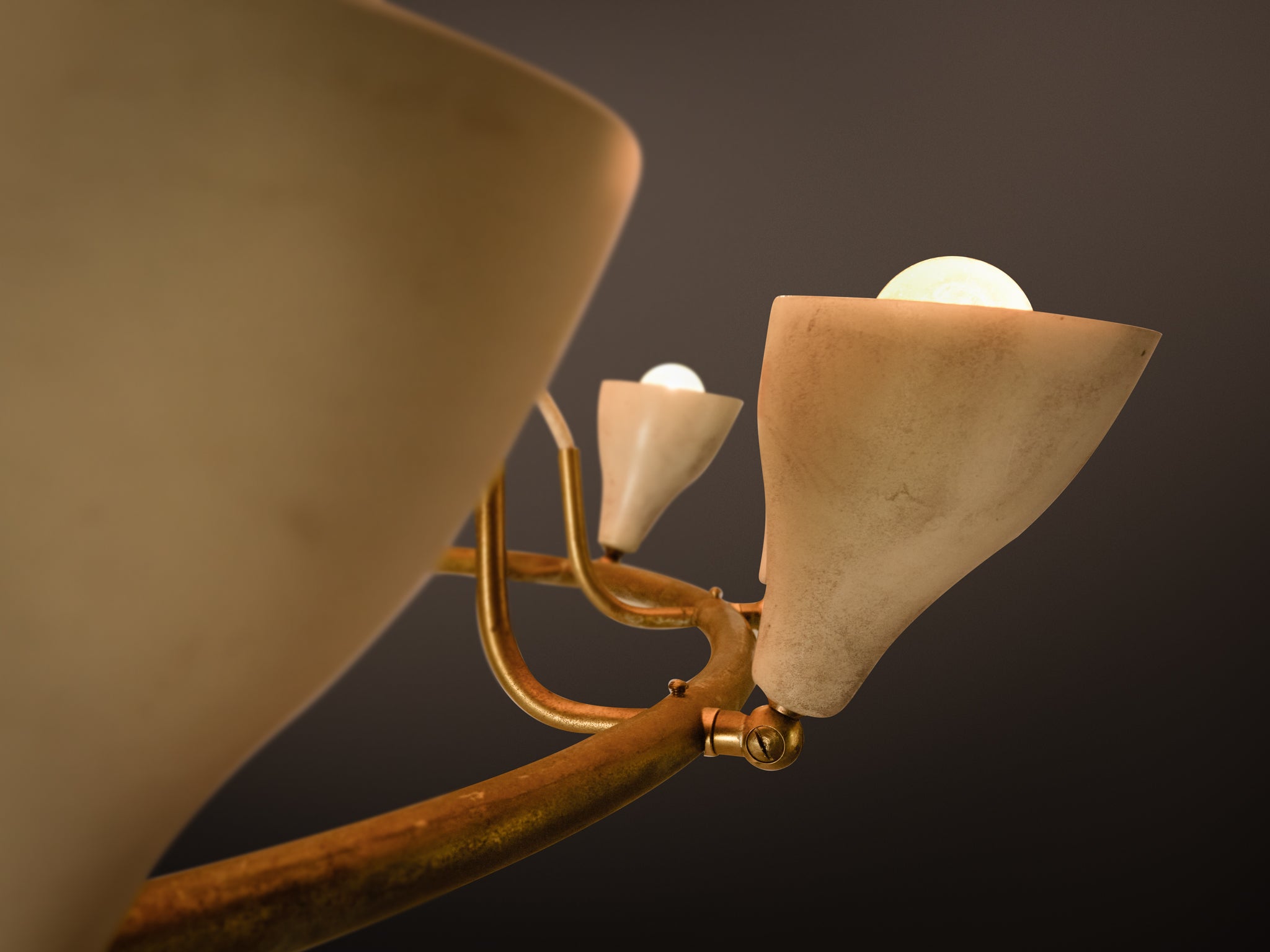 Rare Gino Sarfatti for Arteluce '2041' Chandelier in Brass with Twelve Light Beige Shades Lighting Morentz