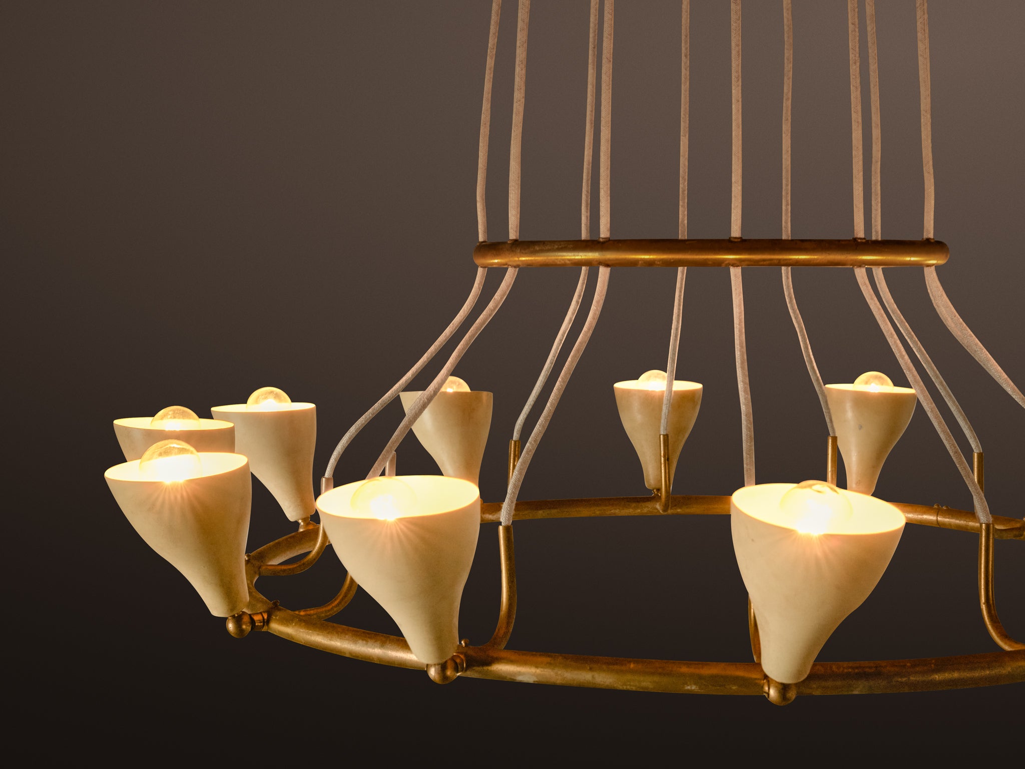 Rare Gino Sarfatti for Arteluce '2041' Chandelier in Brass with Twelve Light Beige Shades