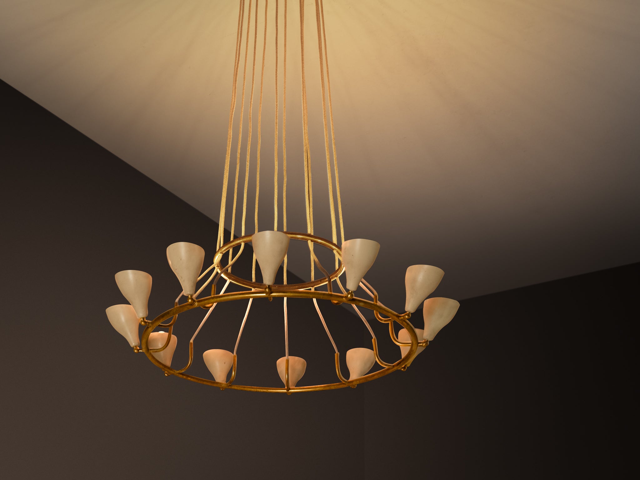 Rare Gino Sarfatti for Arteluce '2041' Chandelier in Brass with Twelve Light Beige Shades