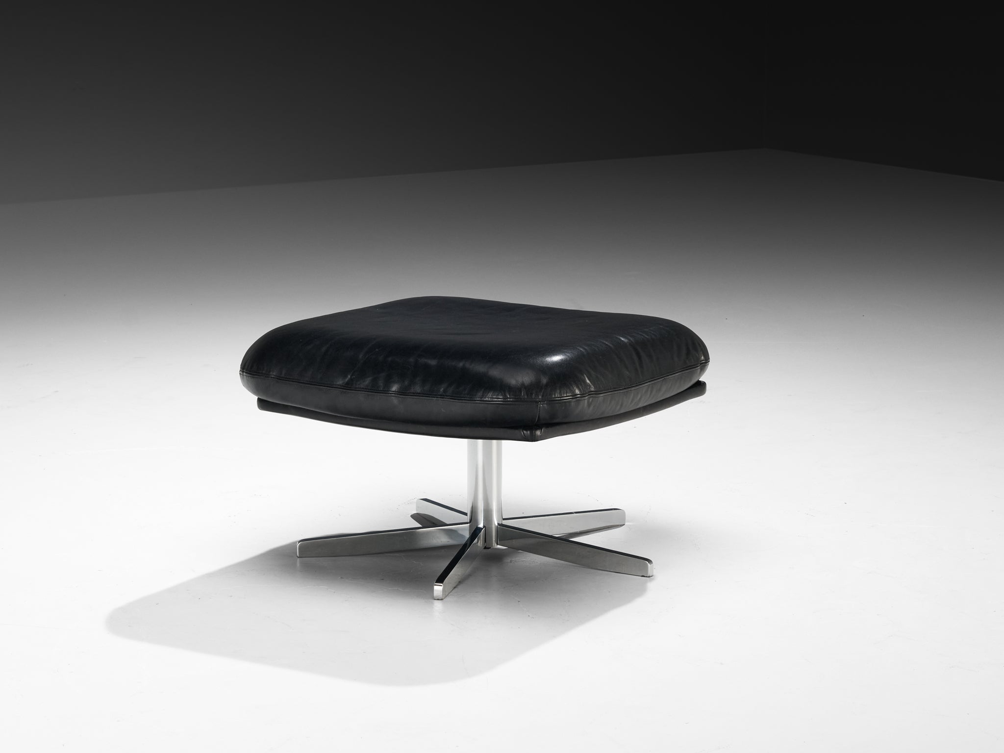 Ottoman in Chromed Metal and Black Leather Seating Morentz