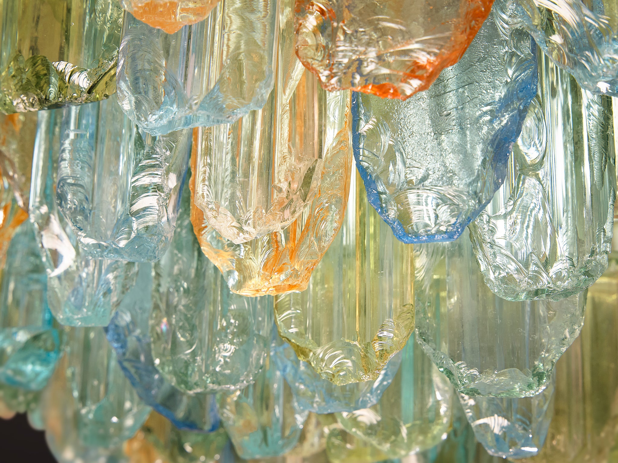 1970s Glamorous Guido Polloni Chandelier in Colored Glass (80cm/31.5in)