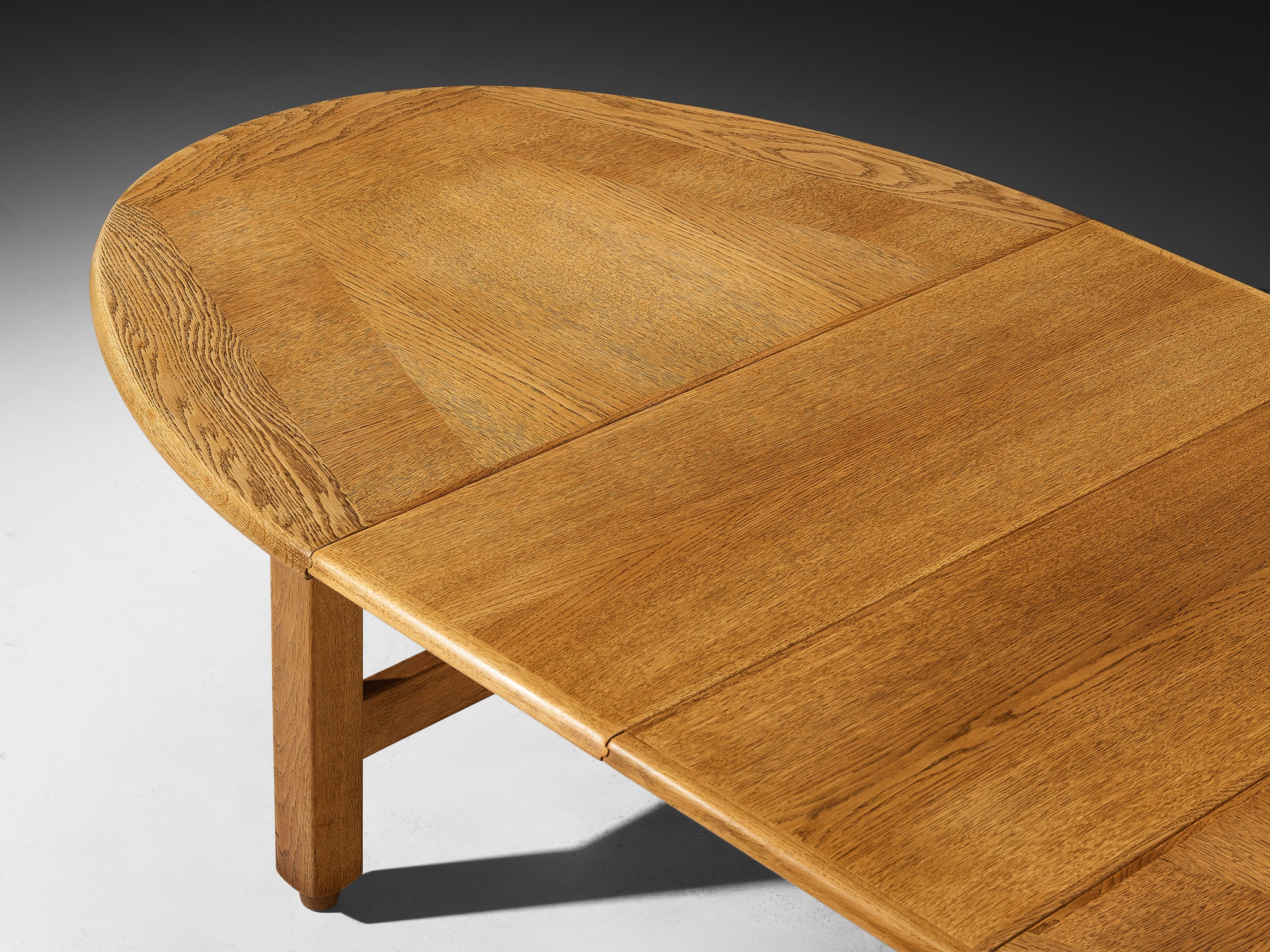 Guillerme & Chambron Extendable Round Dining Table in Oak Tables Morentz