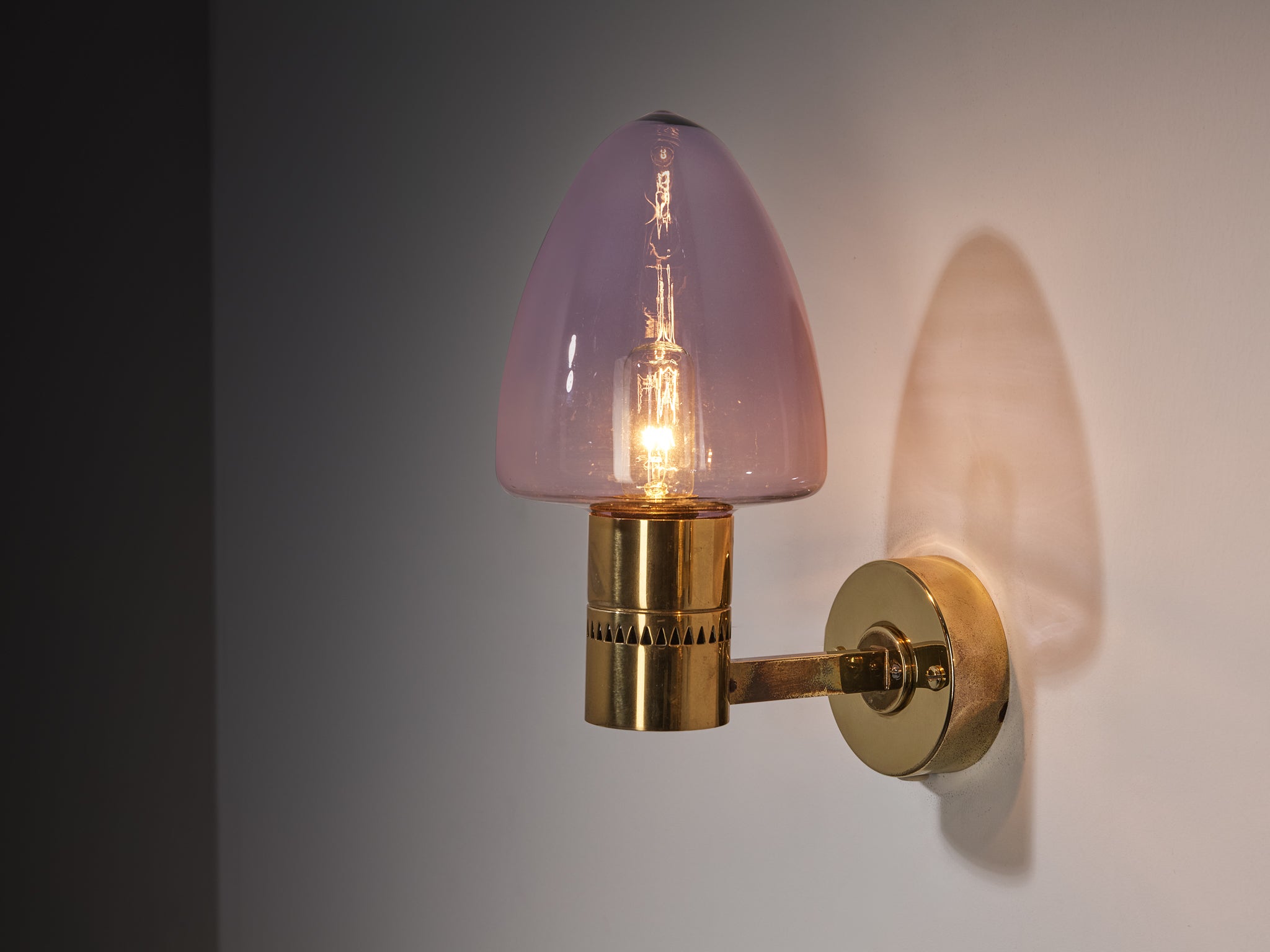 Hans-Agne Jakobsson Pair of Wall Lamps 'V-220' in Brass and Violet Blown Glass Lighting Morentz