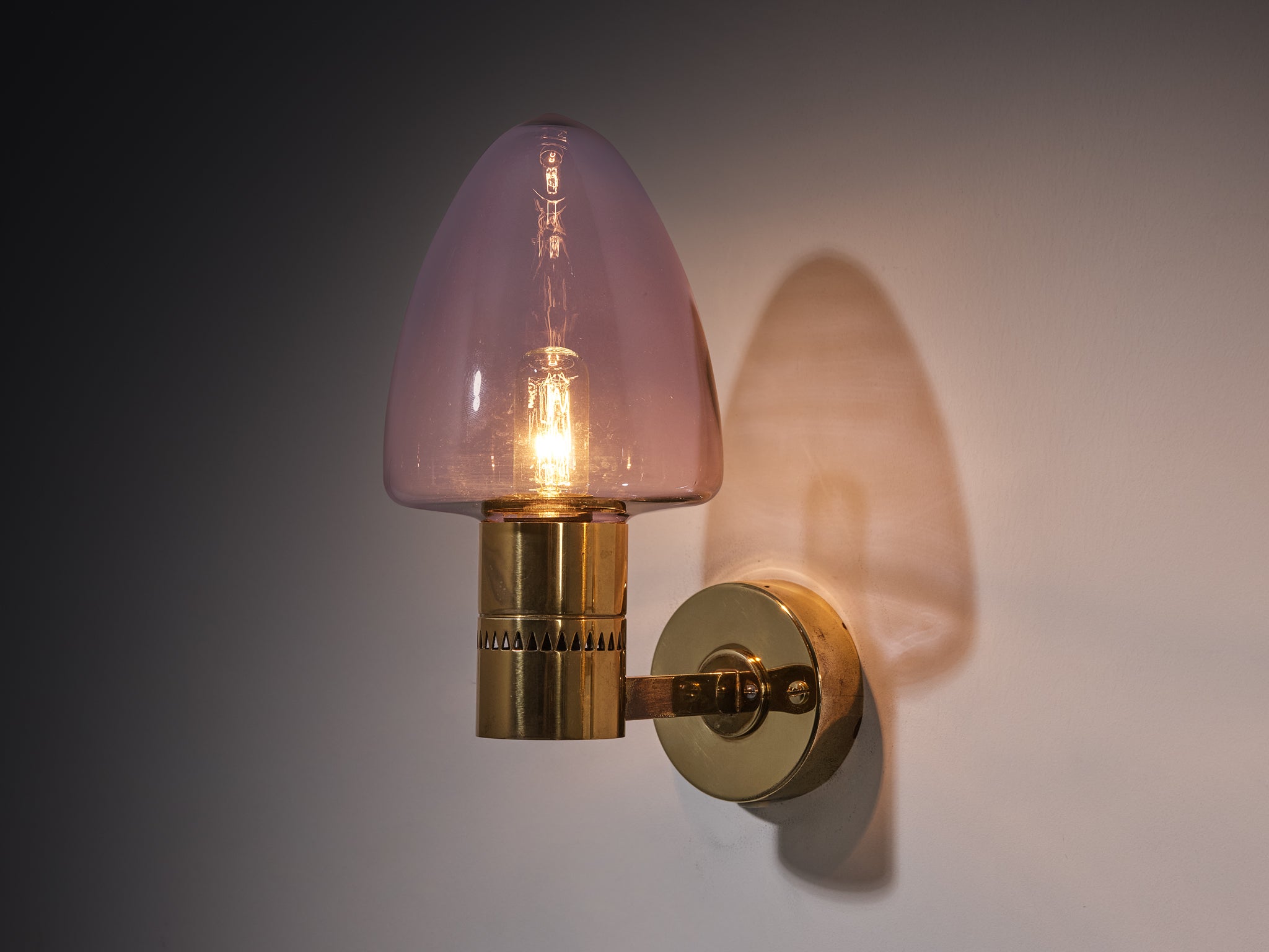 Hans-Agne Jakobsson Pair of Wall Lamps 'V-220' in Brass and Violet Blown Glass Lighting Morentz