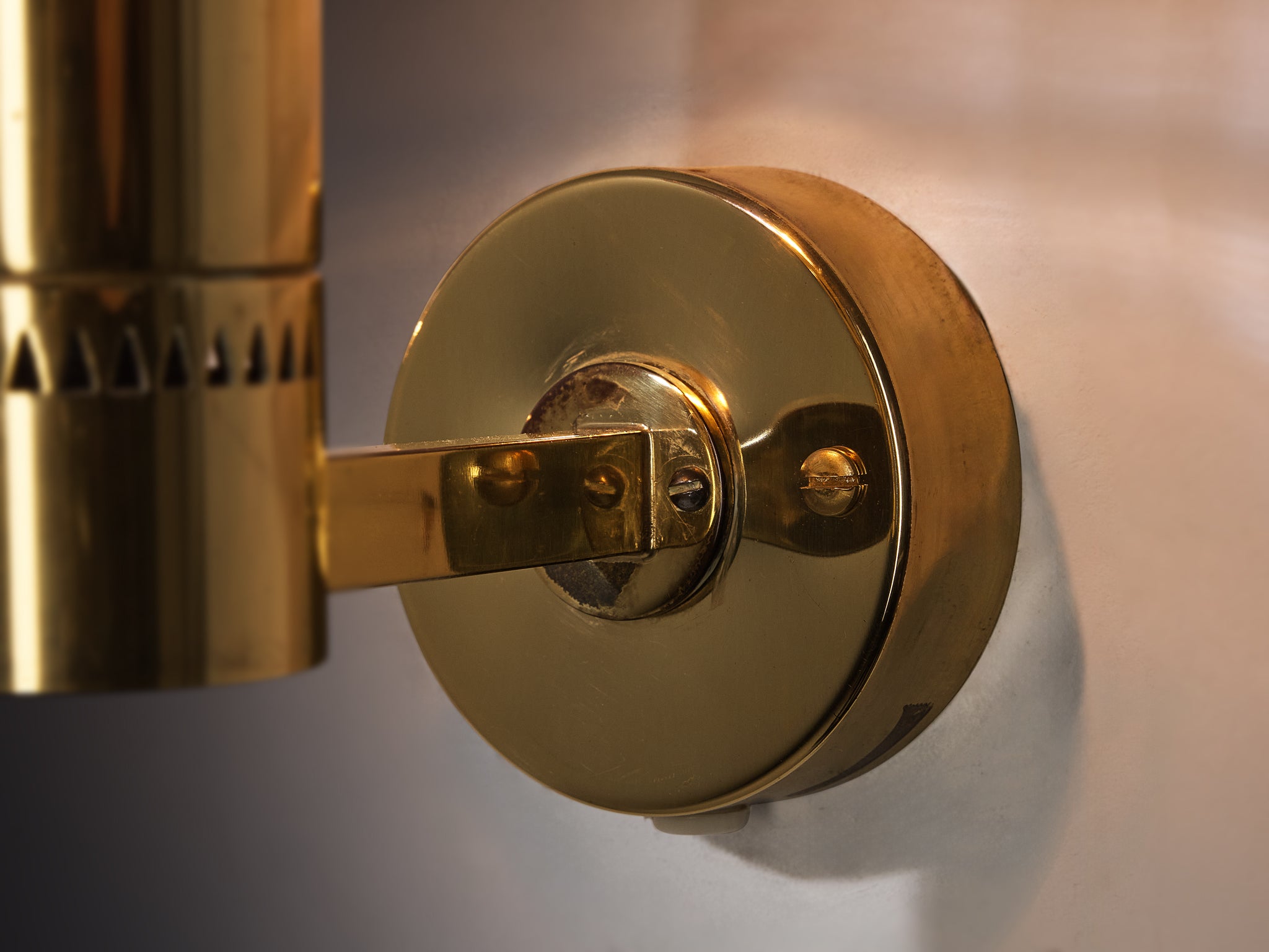 Hans-Agne Jakobsson Pair of Wall Lamps 'V-220' in Brass and Violet Blown Glass Lighting Morentz