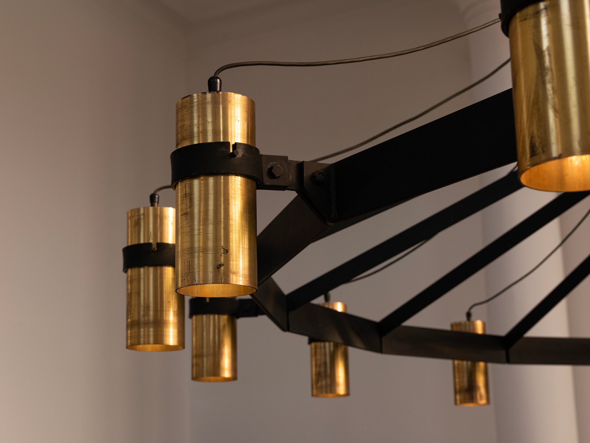 Grand Mid-Century Chandelier in Brass and Metal 360cm/142 in Lighting Morentz