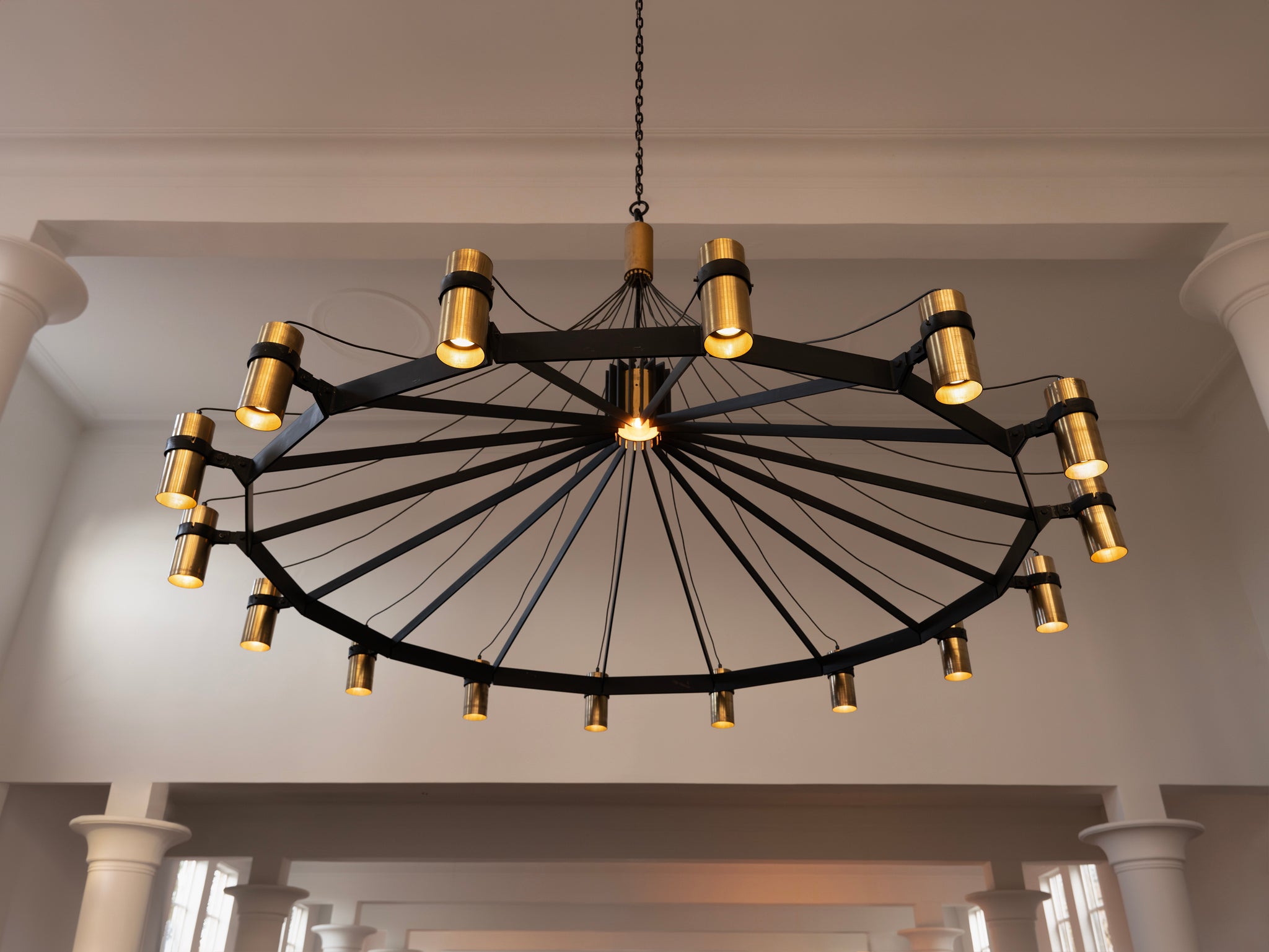 Grand Mid-Century Chandelier in Brass and Metal 360cm/142 in Lighting Morentz