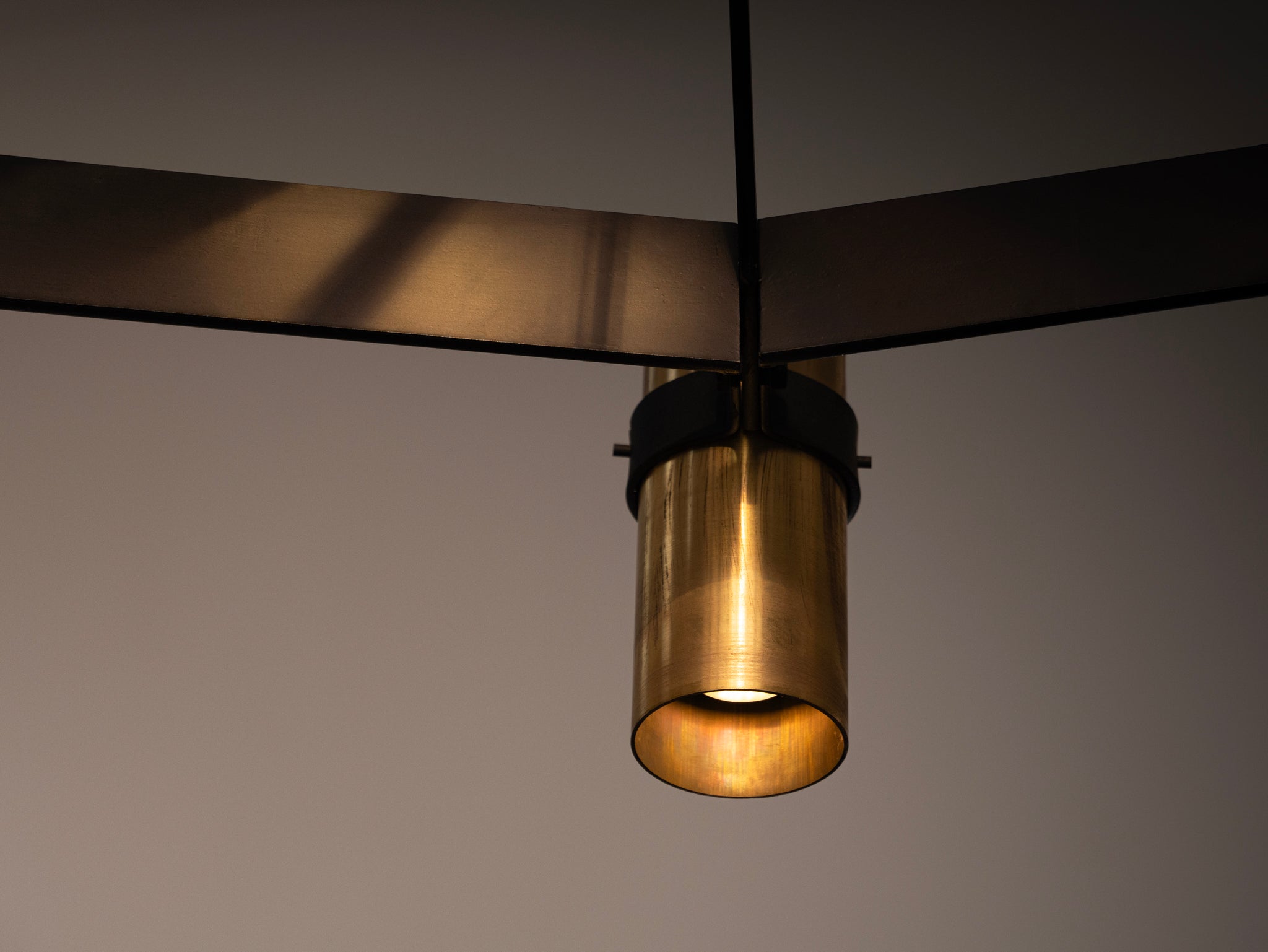 Grand Mid-Century Chandelier in Brass and Metal 360cm/142 in Lighting Morentz