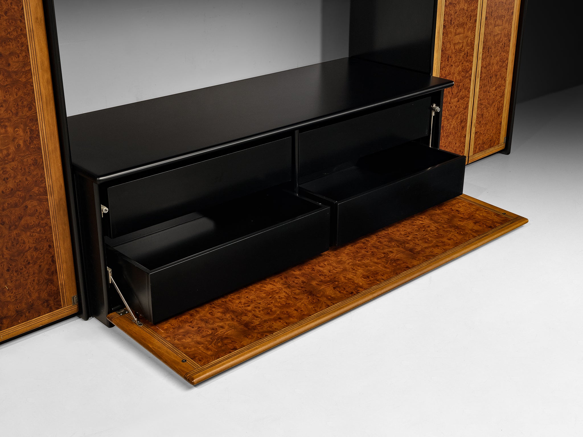 Afra & Tobia Scarpa for Maxalto 'Artona' Wall Unit with Vitrine in Walnut Case pieces and storage cabinets Morentz