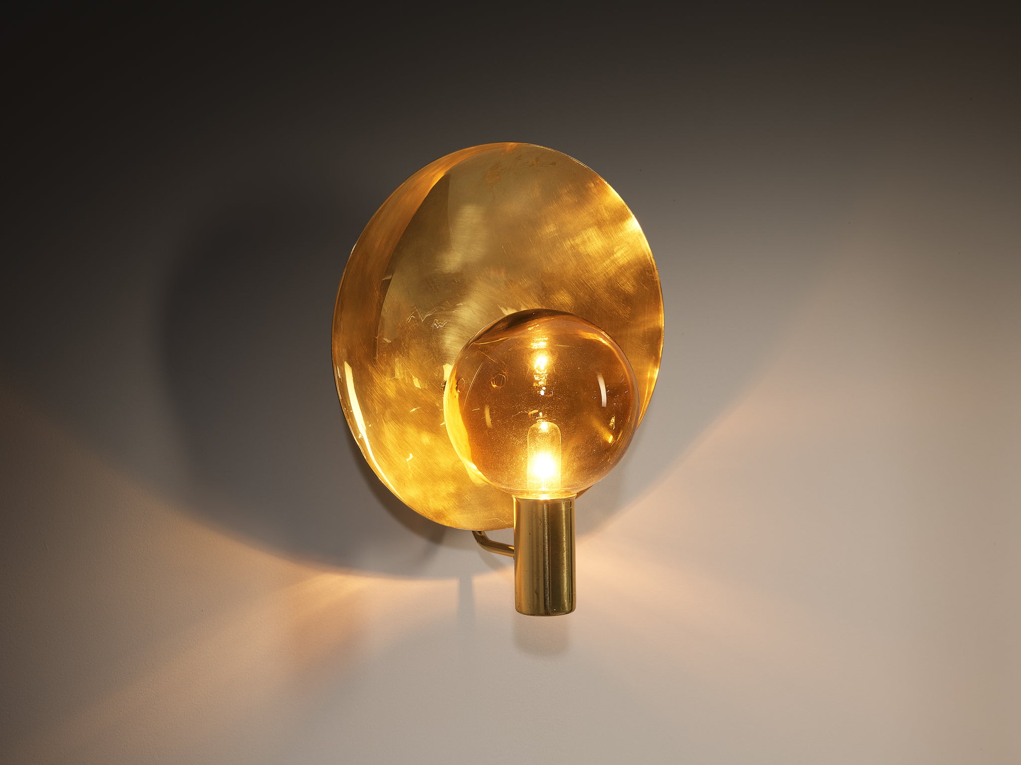 Hans-Agne Jakobsson 'V-180' Wall Light in Brass and Golden Glass Lighting Morentz
