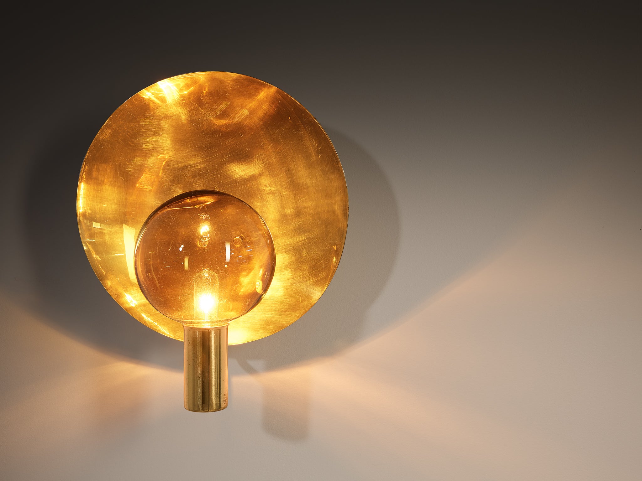 Hans-Agne Jakobsson 'V-180' Wall Light in Brass and Golden Glass Lighting Morentz