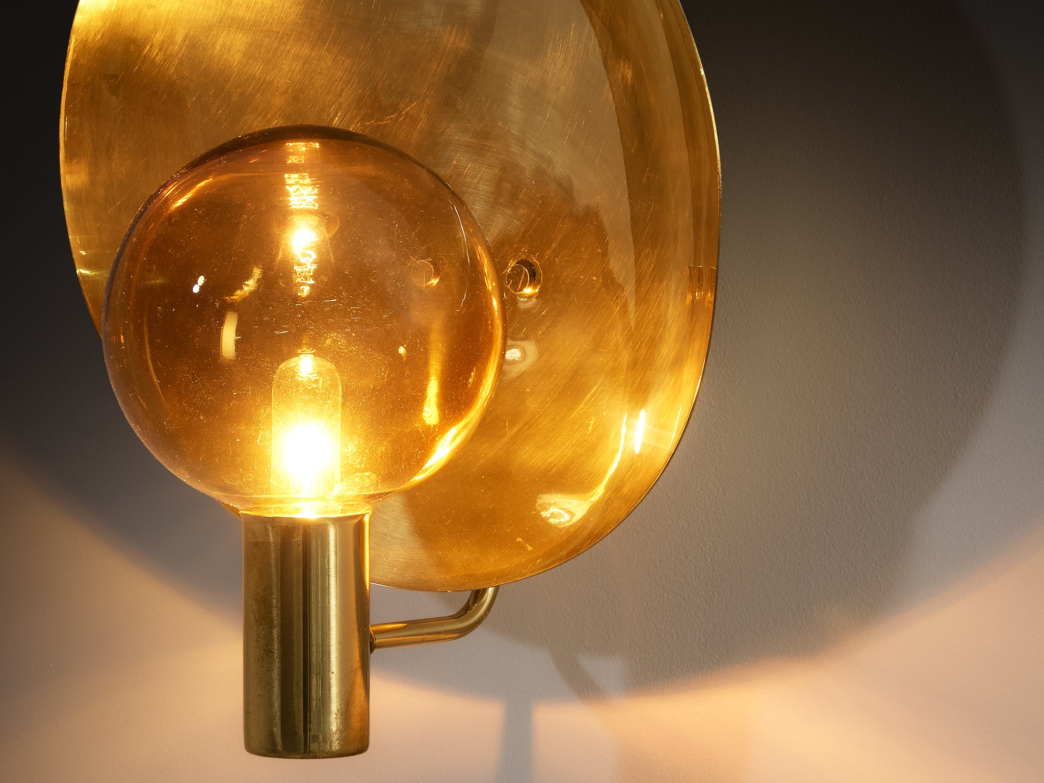 Hans-Agne Jakobsson 'V-180' Wall Light in Brass and Golden Glass Lighting Morentz