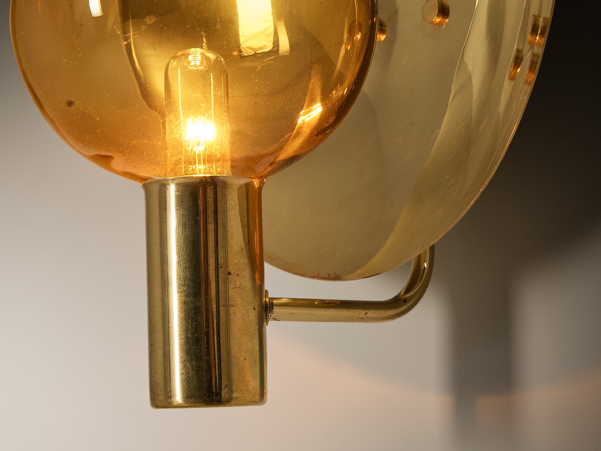 Hans-Agne Jakobsson 'V-180' Wall Light in Brass and Golden Glass Lighting Morentz
