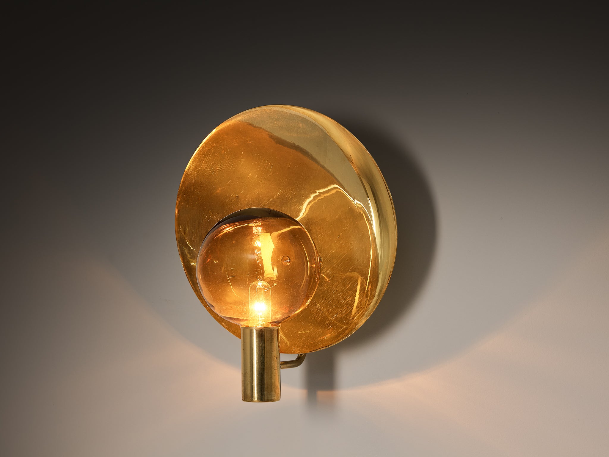 Hans-Agne Jakobsson 'V-180' Wall Light in Brass and Golden Glass Lighting Morentz