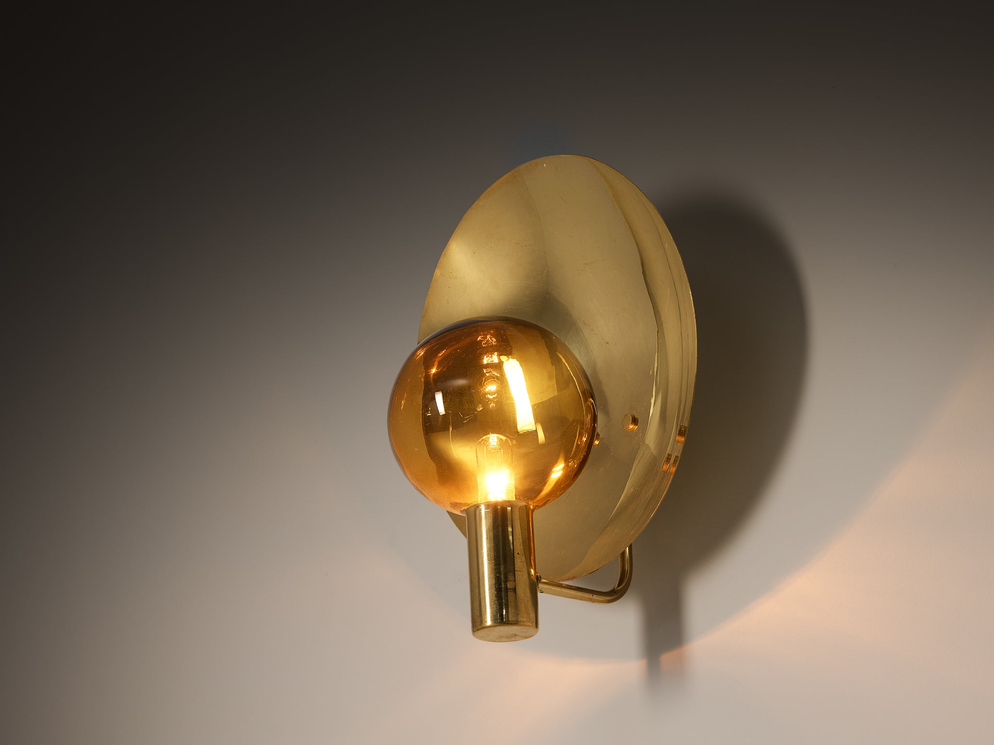 Hans-Agne Jakobsson 'V-180' Wall Light in Brass and Golden Glass Lighting Morentz
